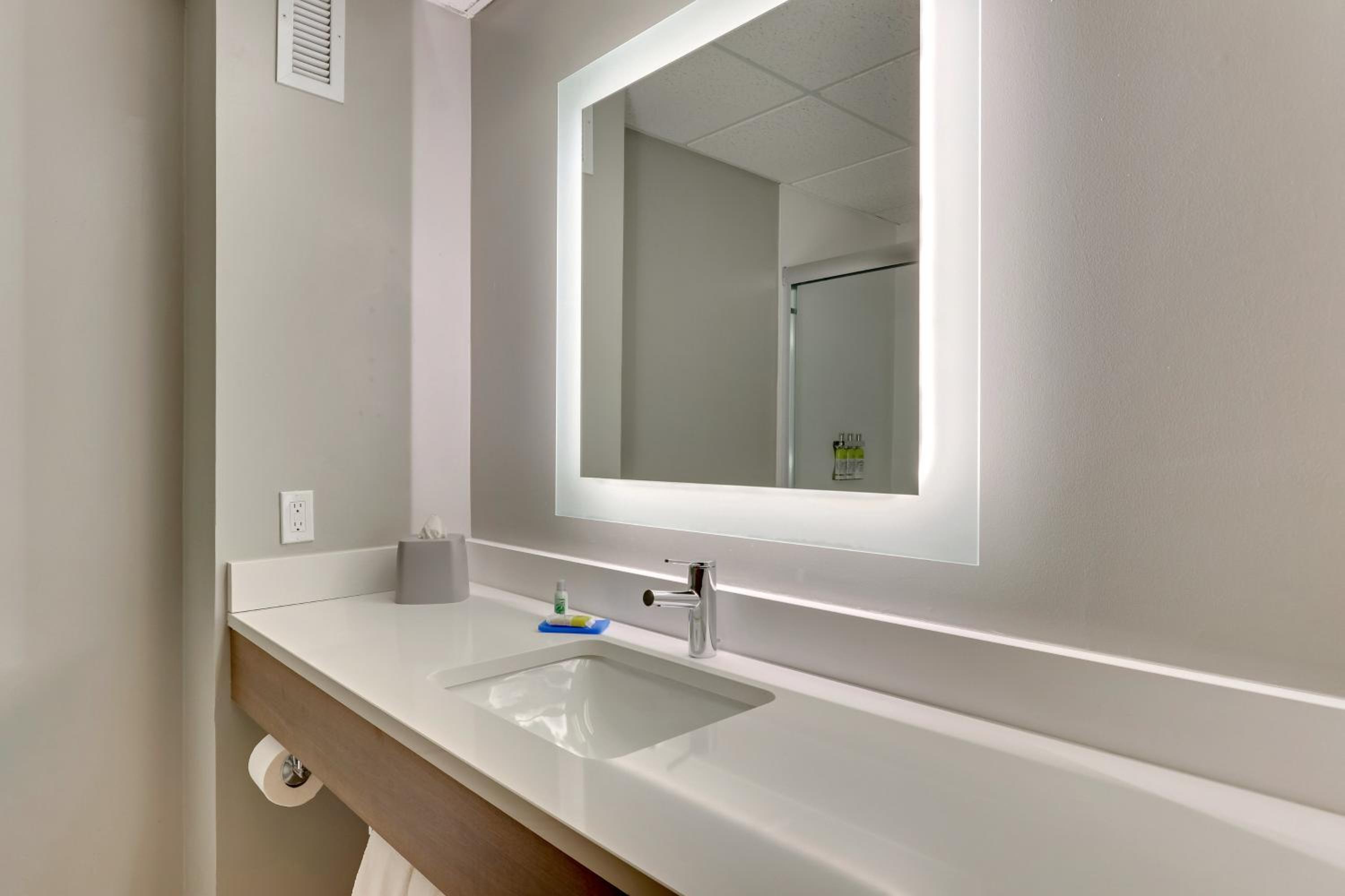 One-Bedroom Suite with Jetted Tub - Photo 6