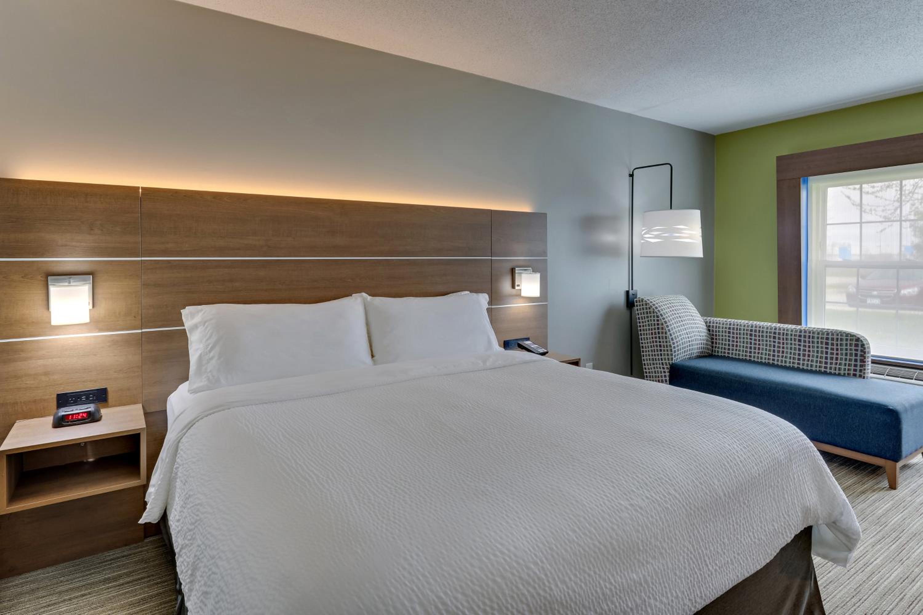 Standard King Room - Mobility Accessible - Photo 3