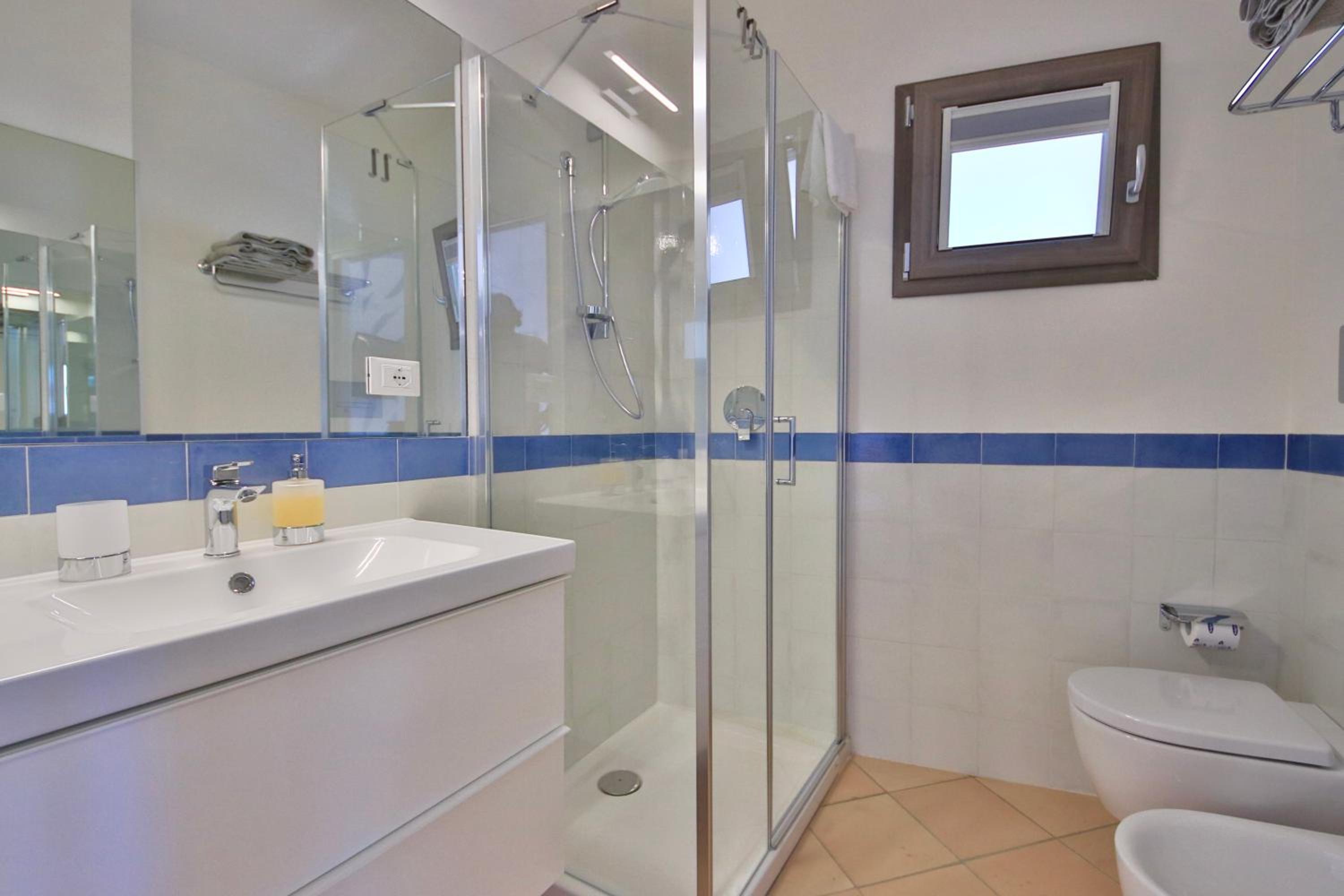 Deluxe Double Room with Balcony and Sea View photo 2