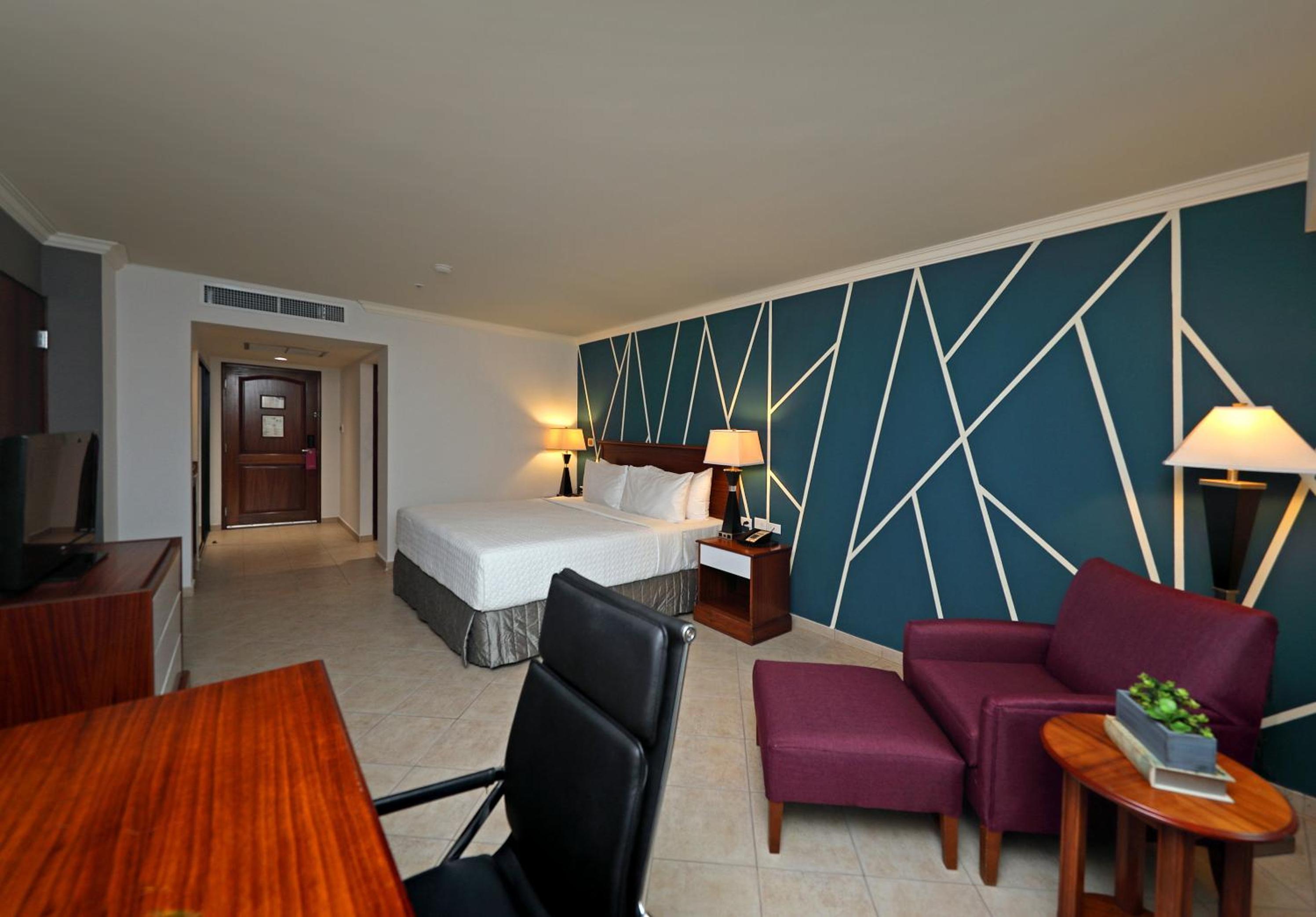 Standard King Room with Balcony - Photo 10