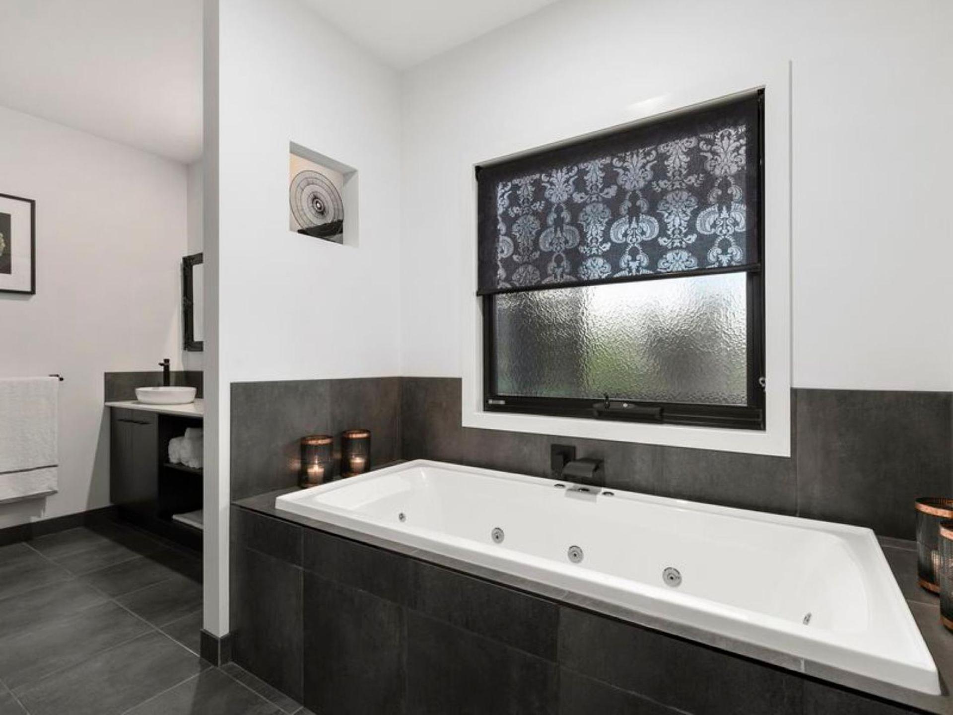 Deluxe King Suite photo 3