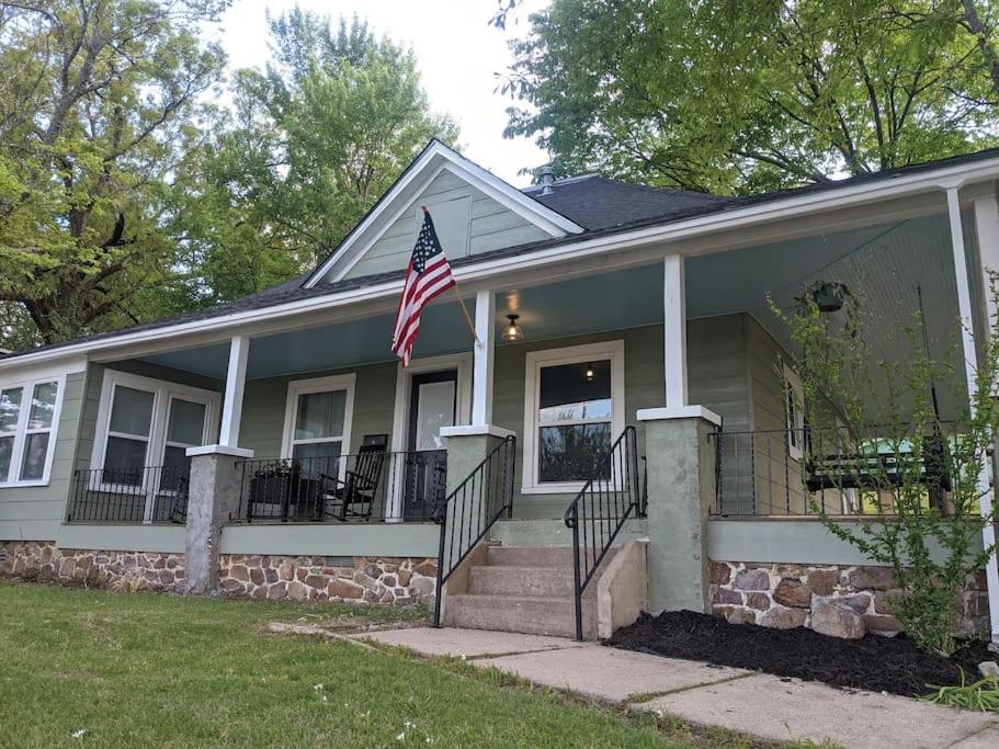 Five-Bedroom House - Photo 2