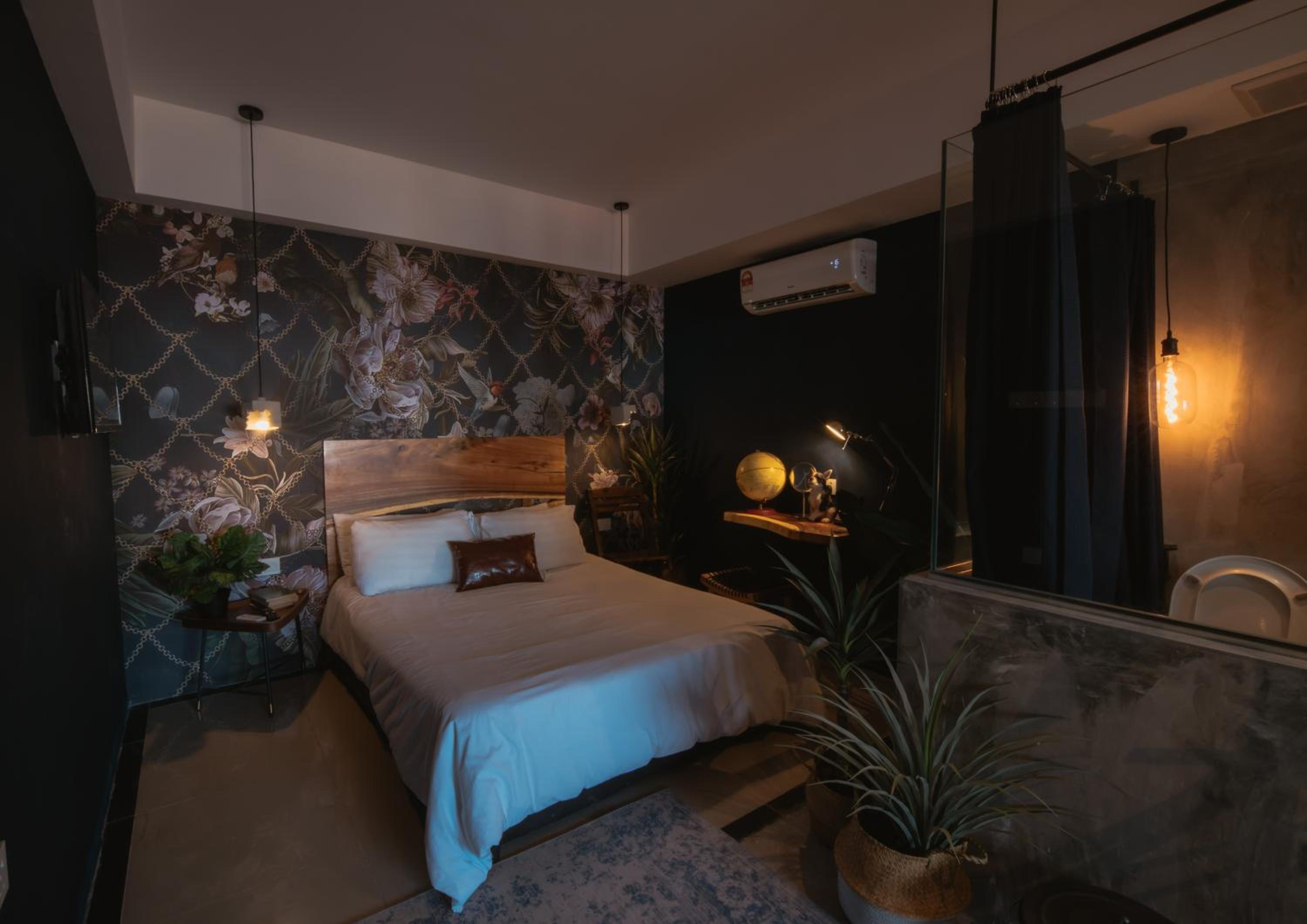Designer Suite with Bathtub -Ebony