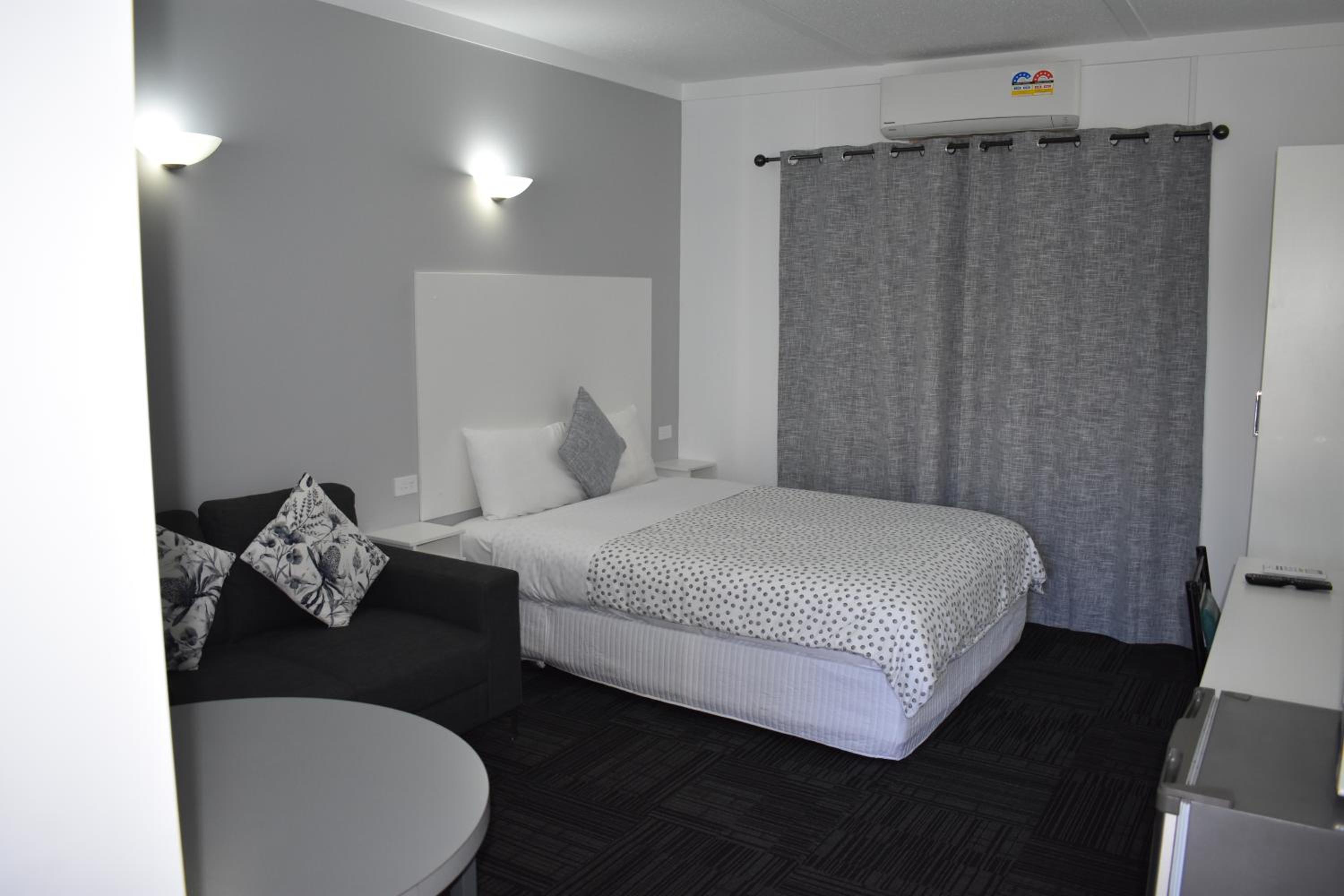 Queen Room photo 2