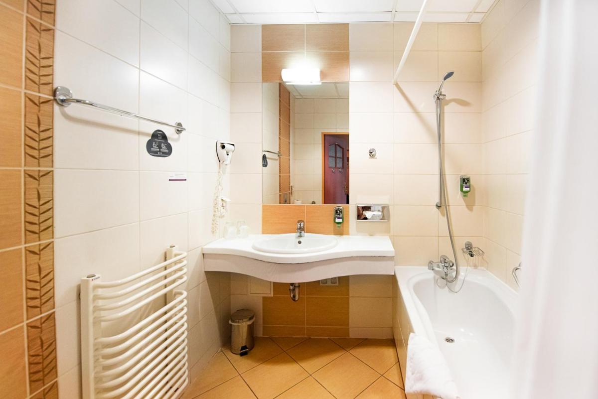 Standard Twin Room - Photo 9