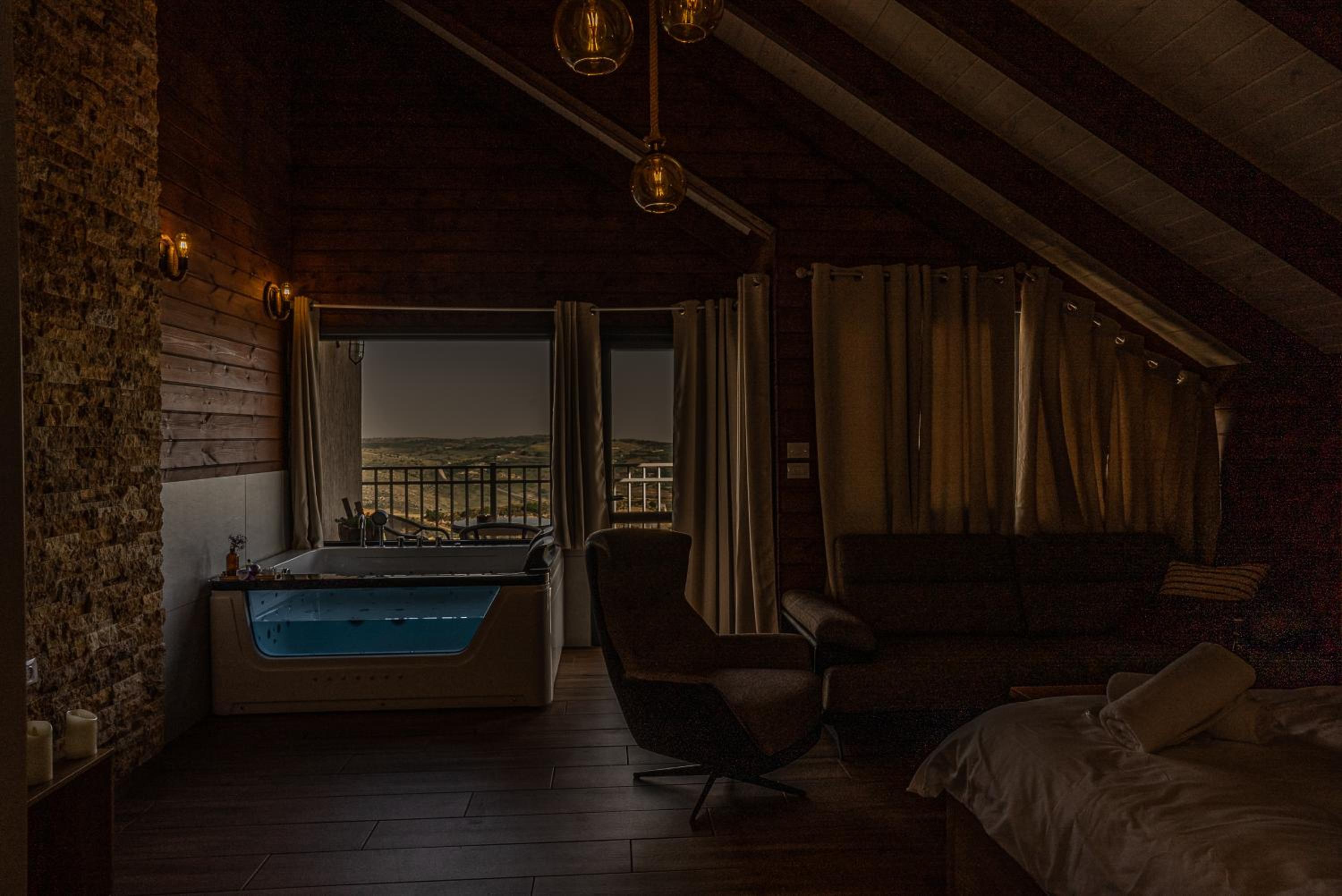 Family Suite with Balcony - Photo 27
