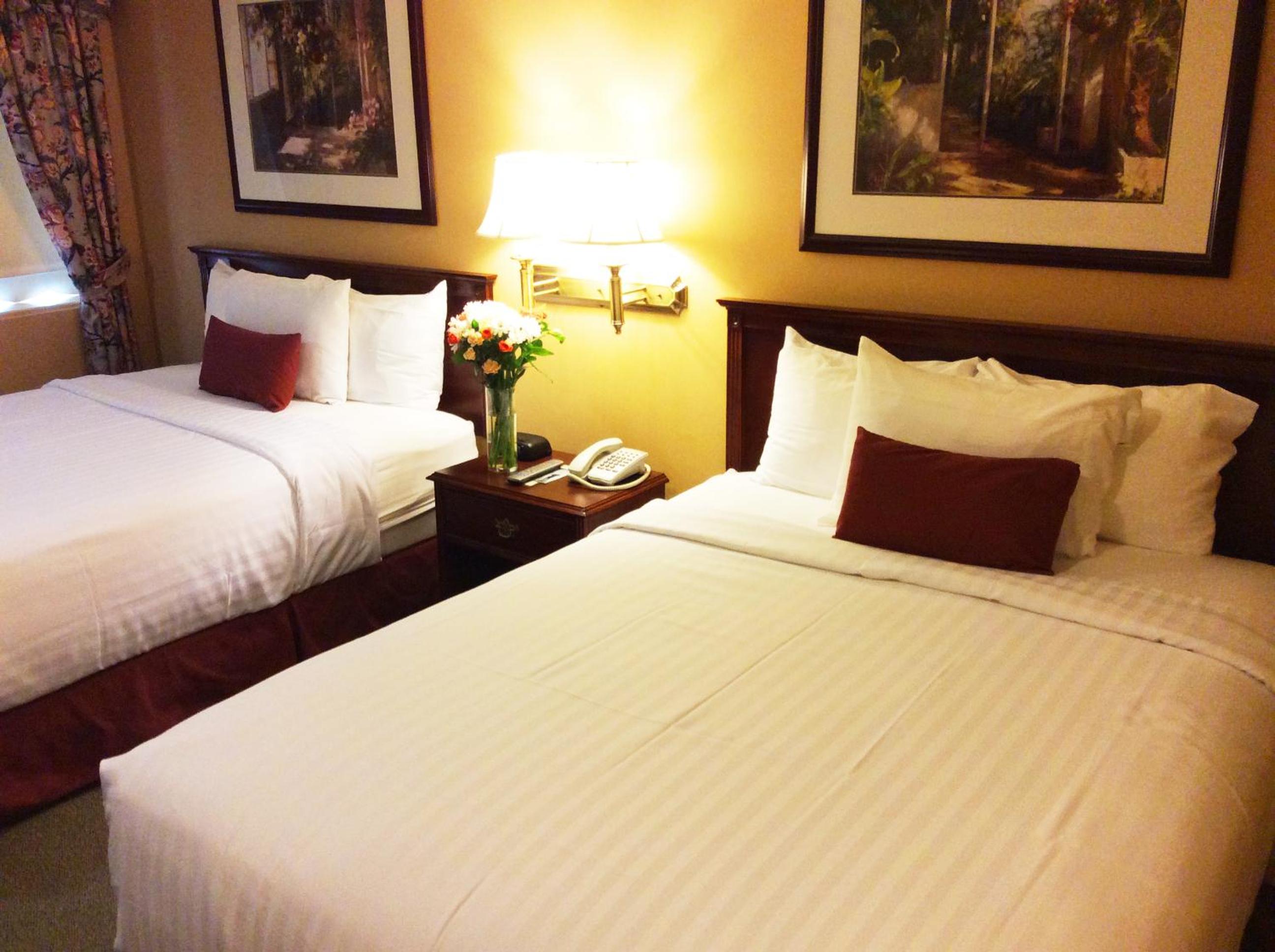Queen Room with Two Queen Beds - Non-Smoking - Photo 8