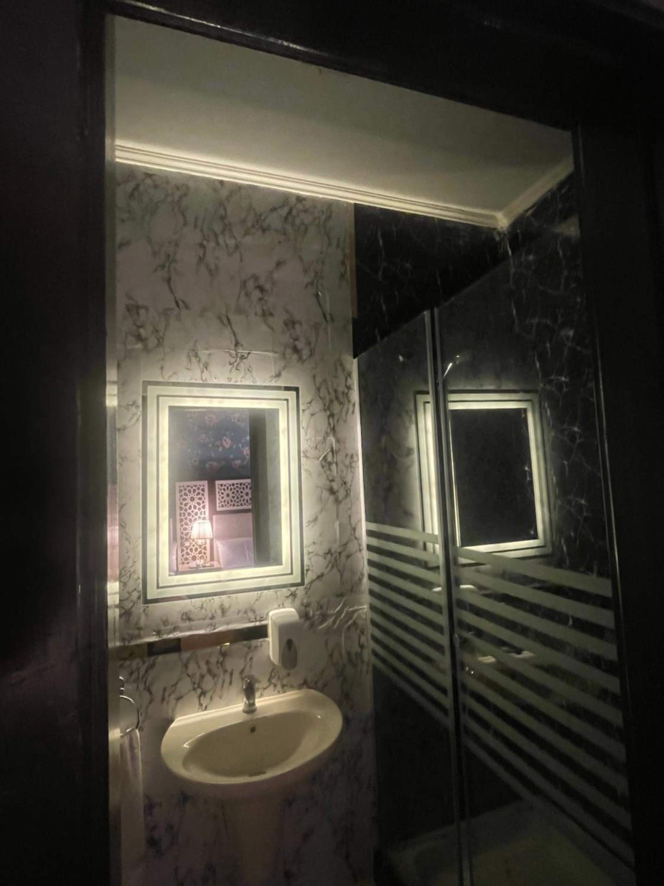 Deluxe Triple Room thumbnail 6