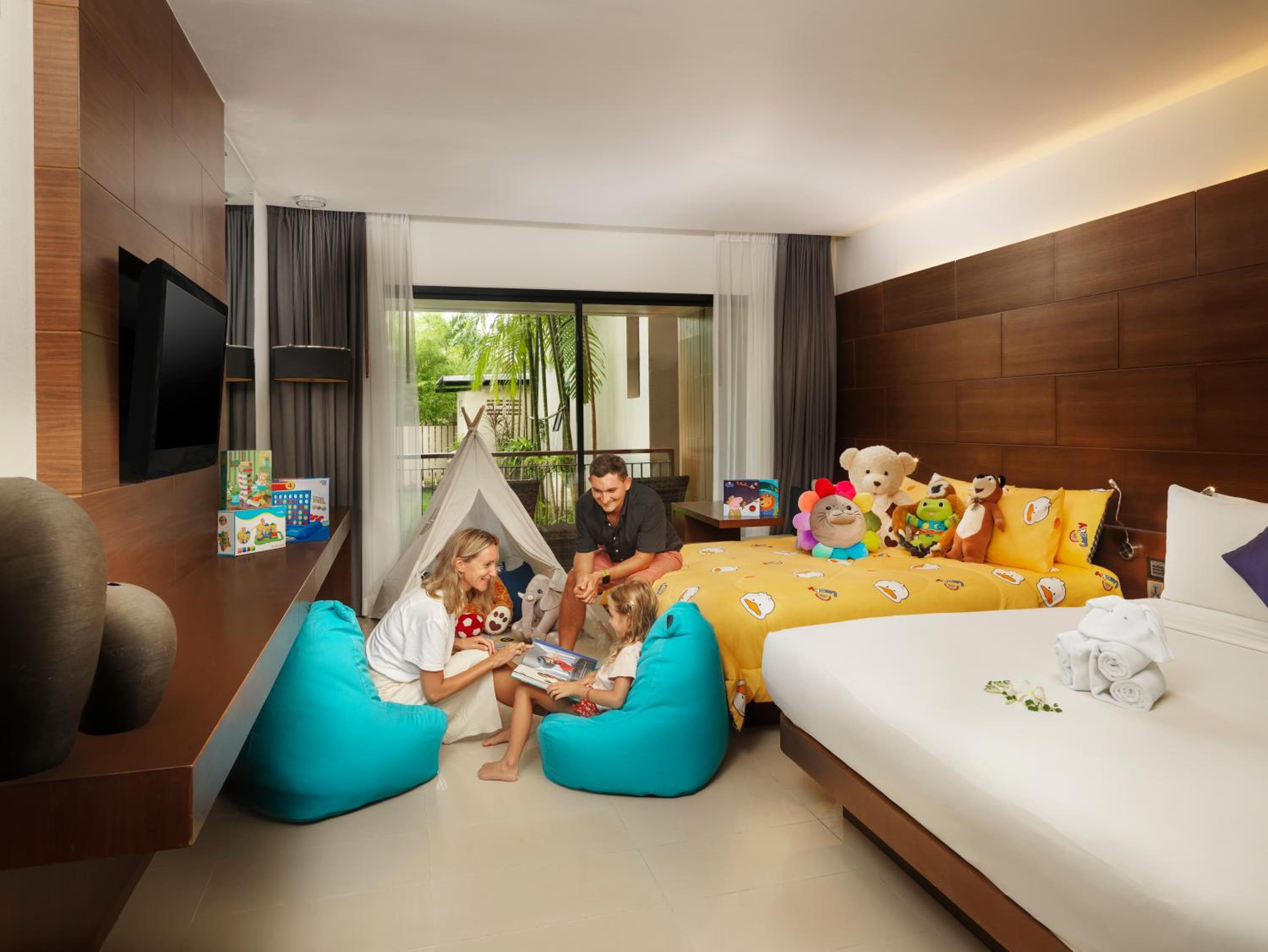 Family Room with Balcony and Garden View - Photo 6