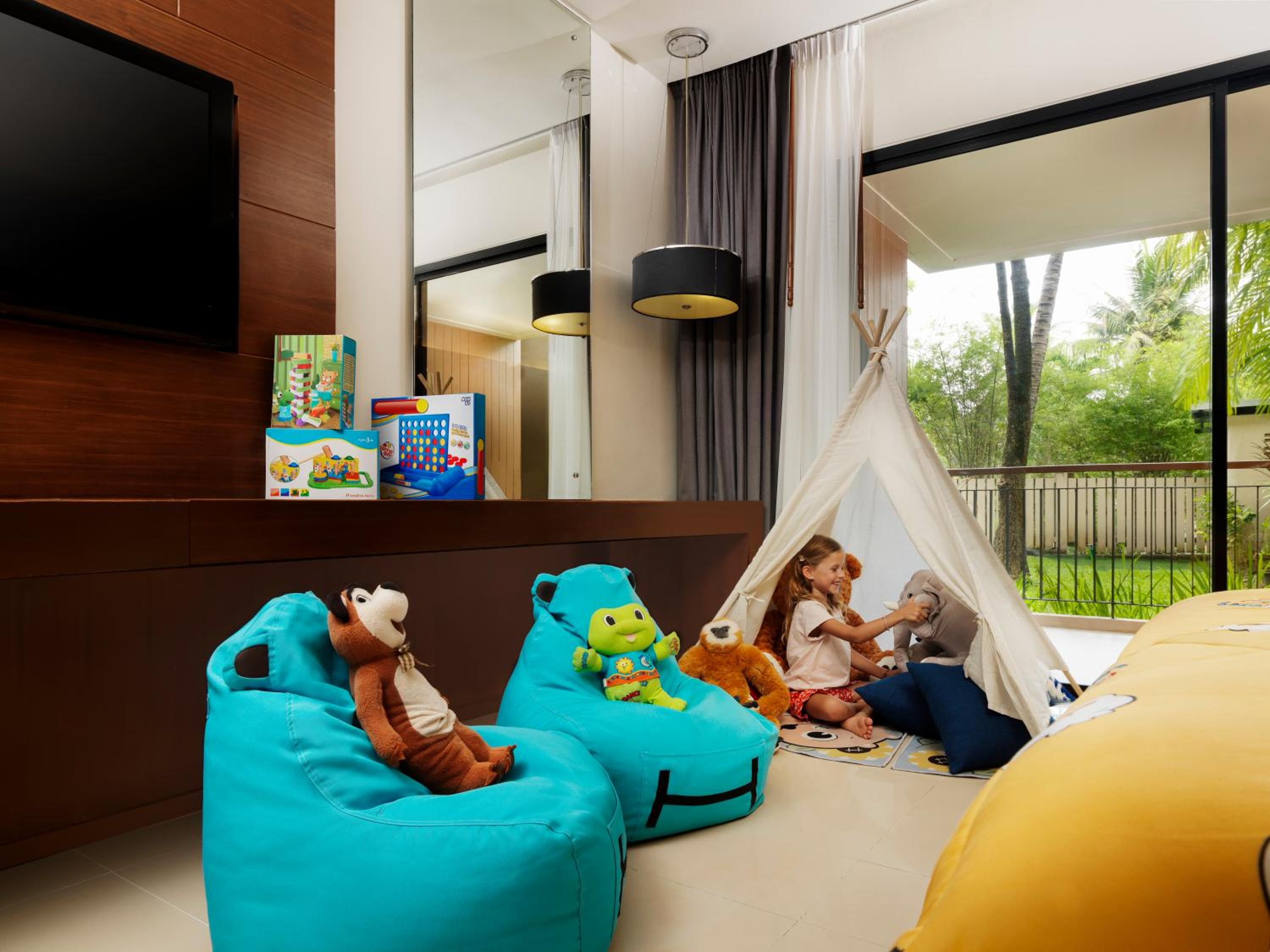 Family Room with Balcony and Garden View - Photo 5