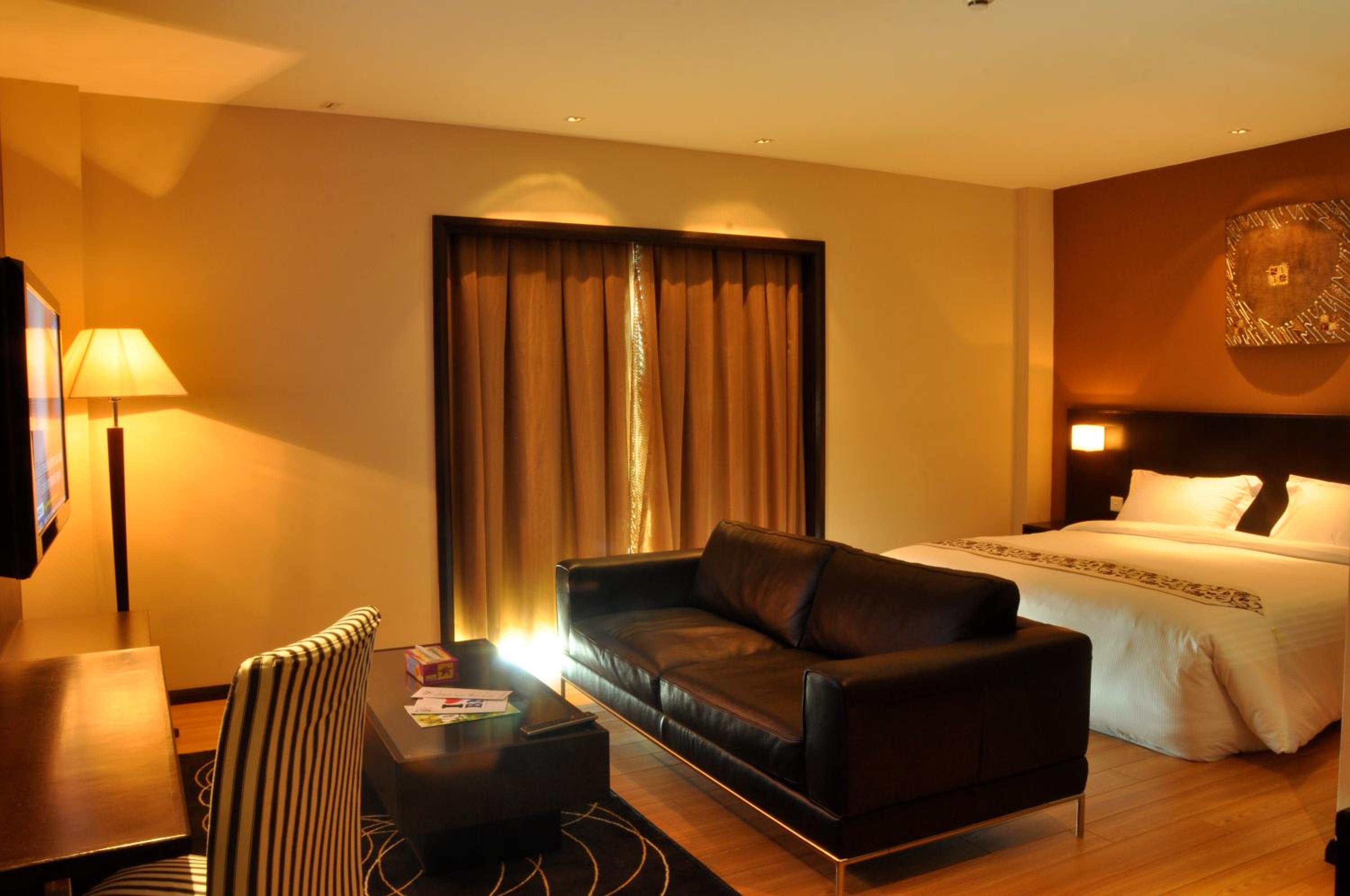 Executive Suite - Photo 3