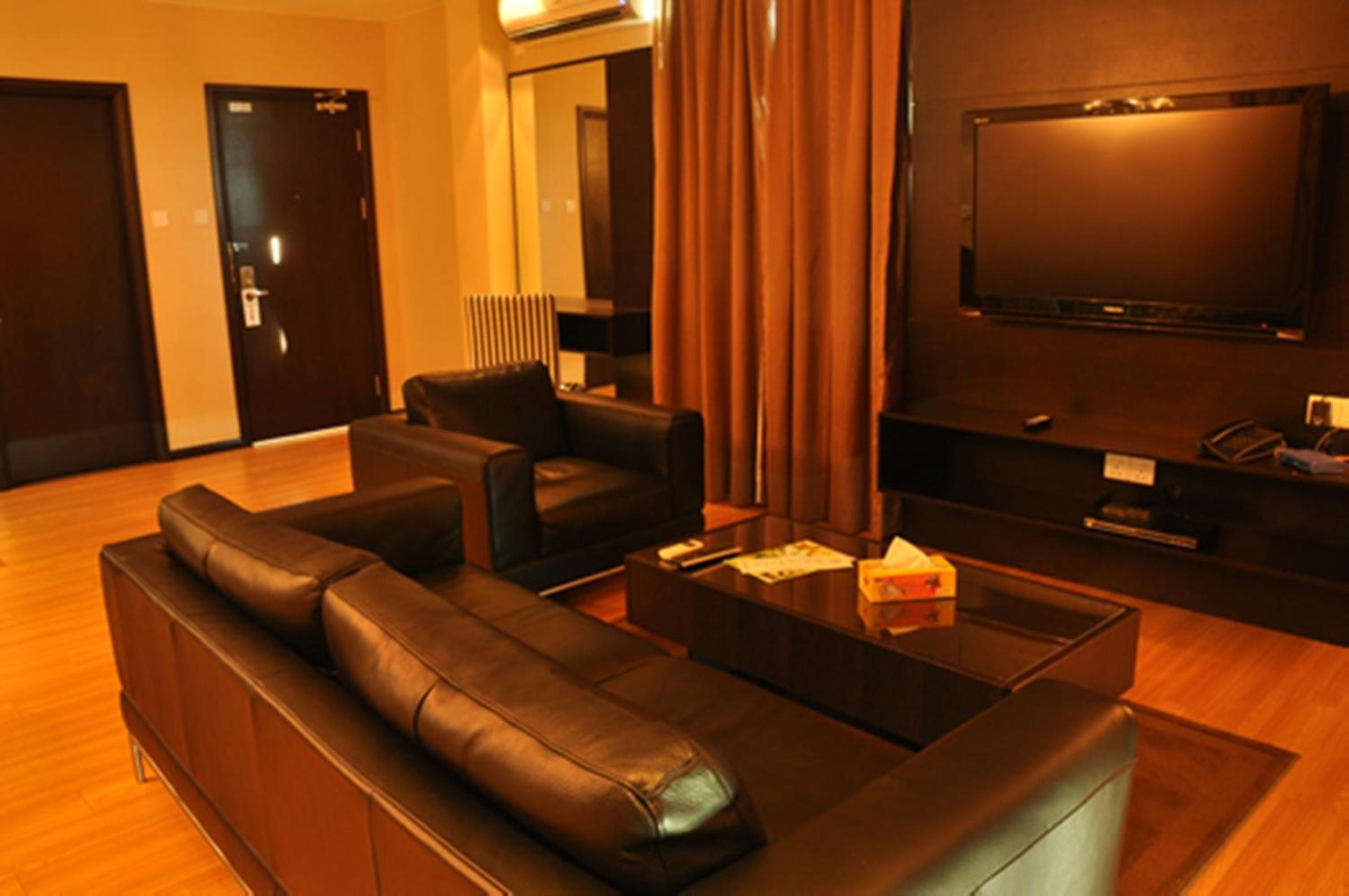 Executive Suite - Photo 2