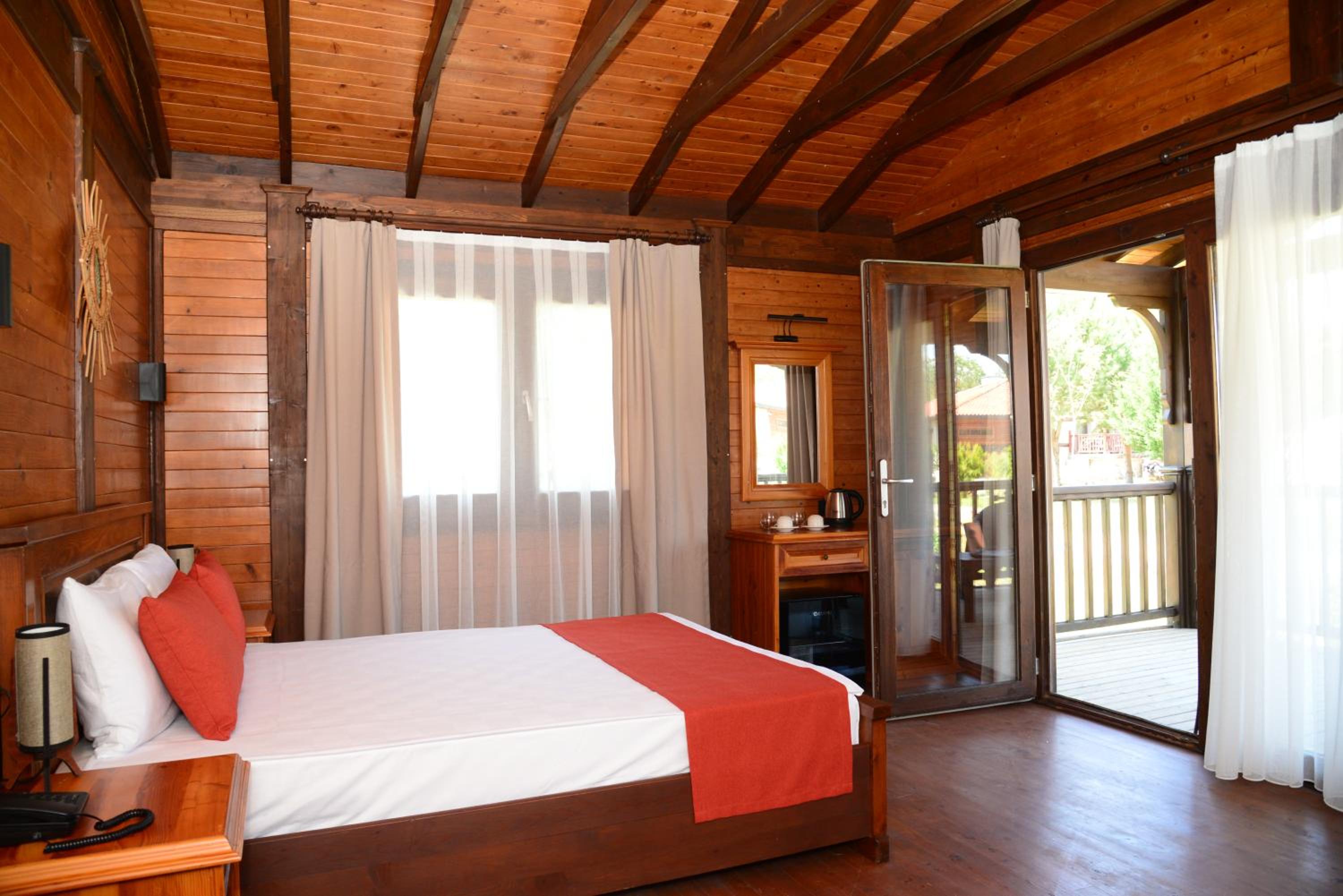 Bungalow With Patio - Photo 8