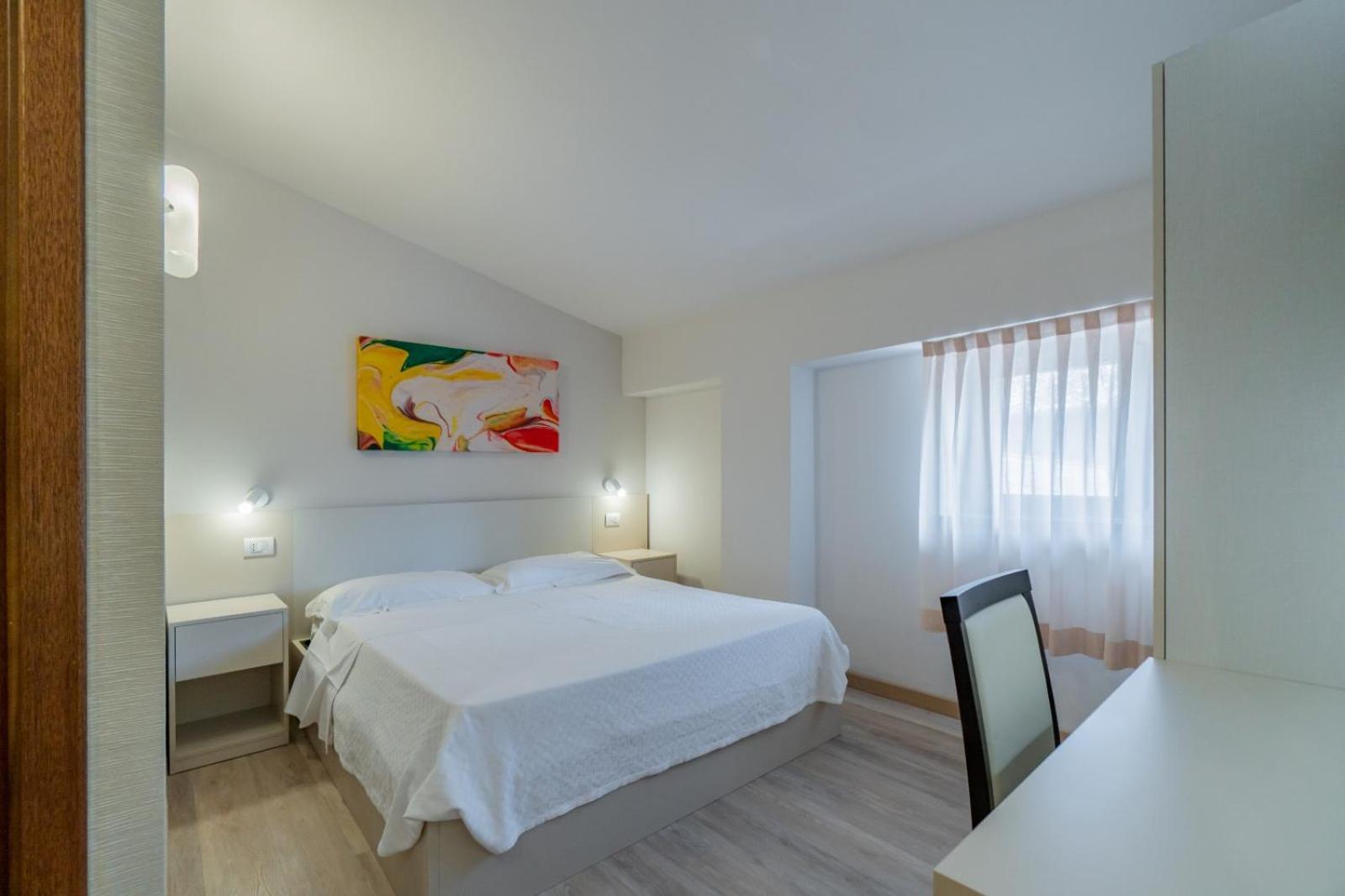 Deluxe Double Room - Photo 8