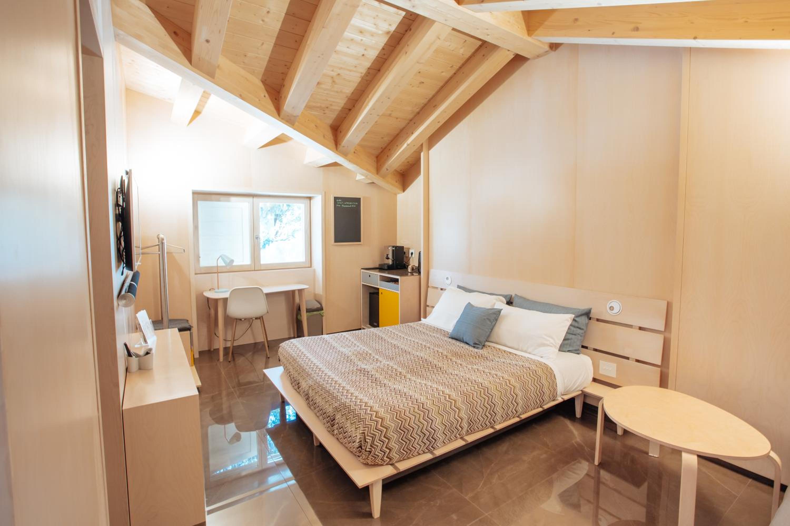 Deluxe Room (2 Adults + 1 Child) photo 1