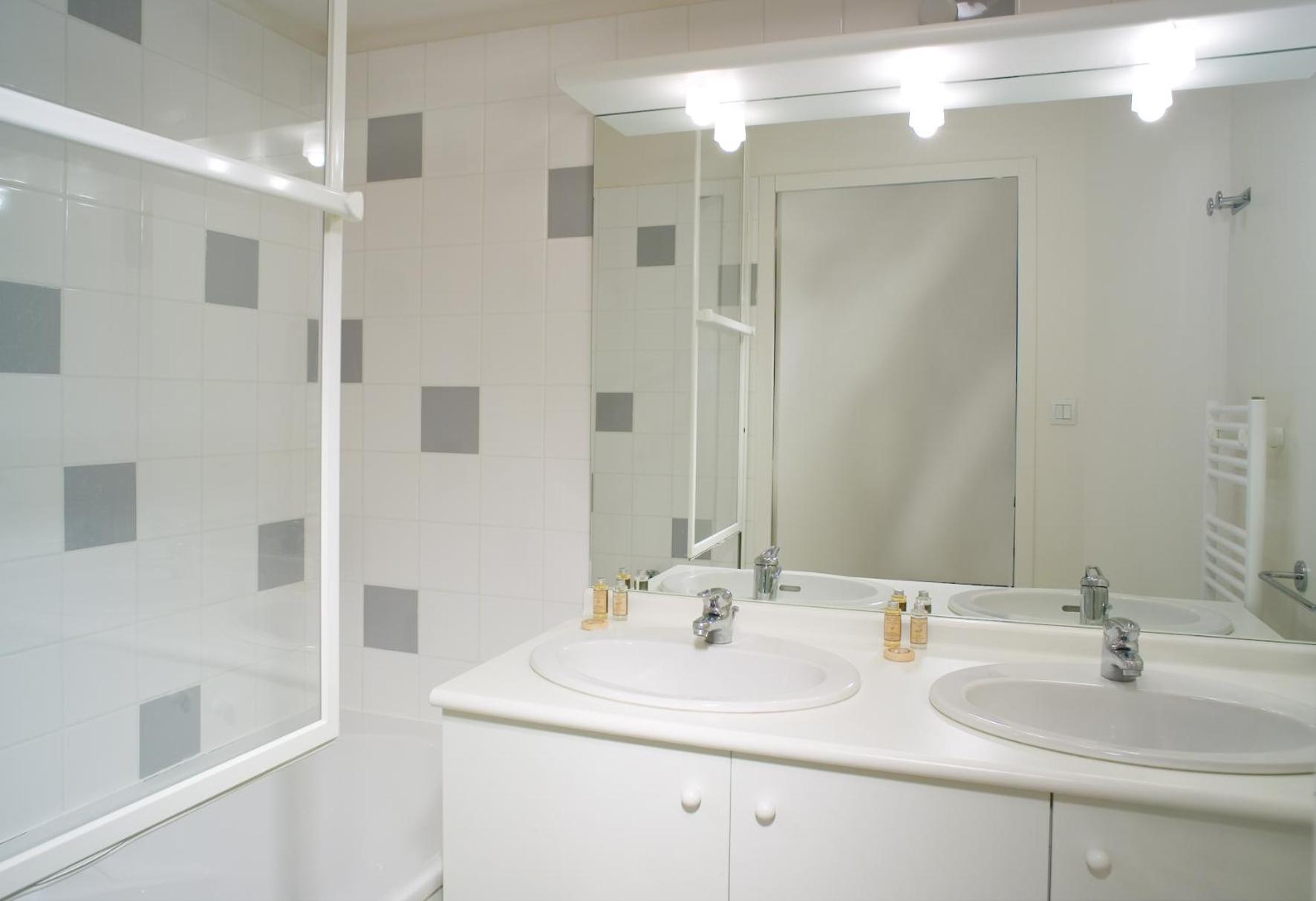 One-Bedroom Apartment (6 People) photo 2