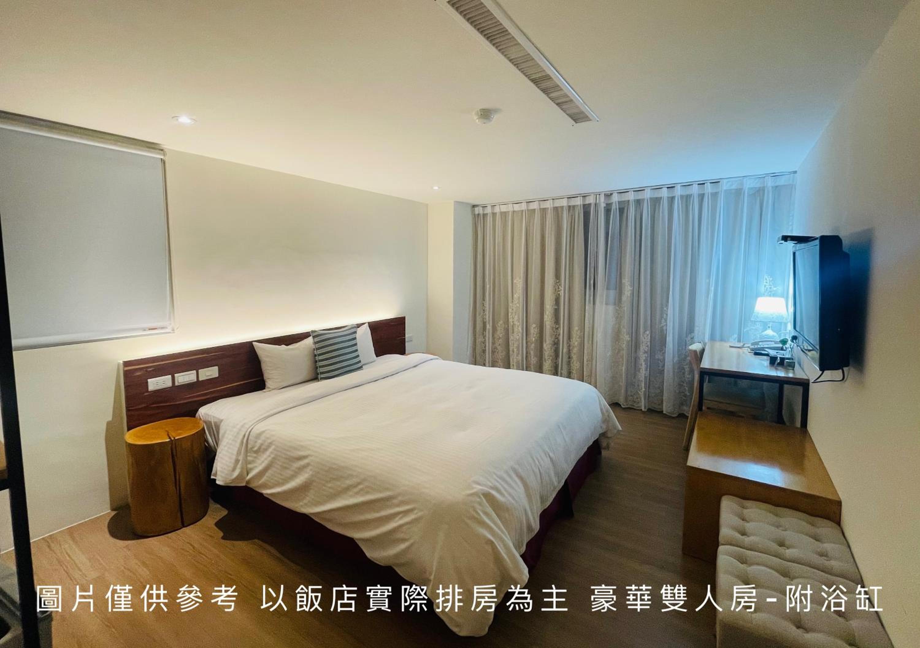 Deluxe Double Room with Bath photo 2