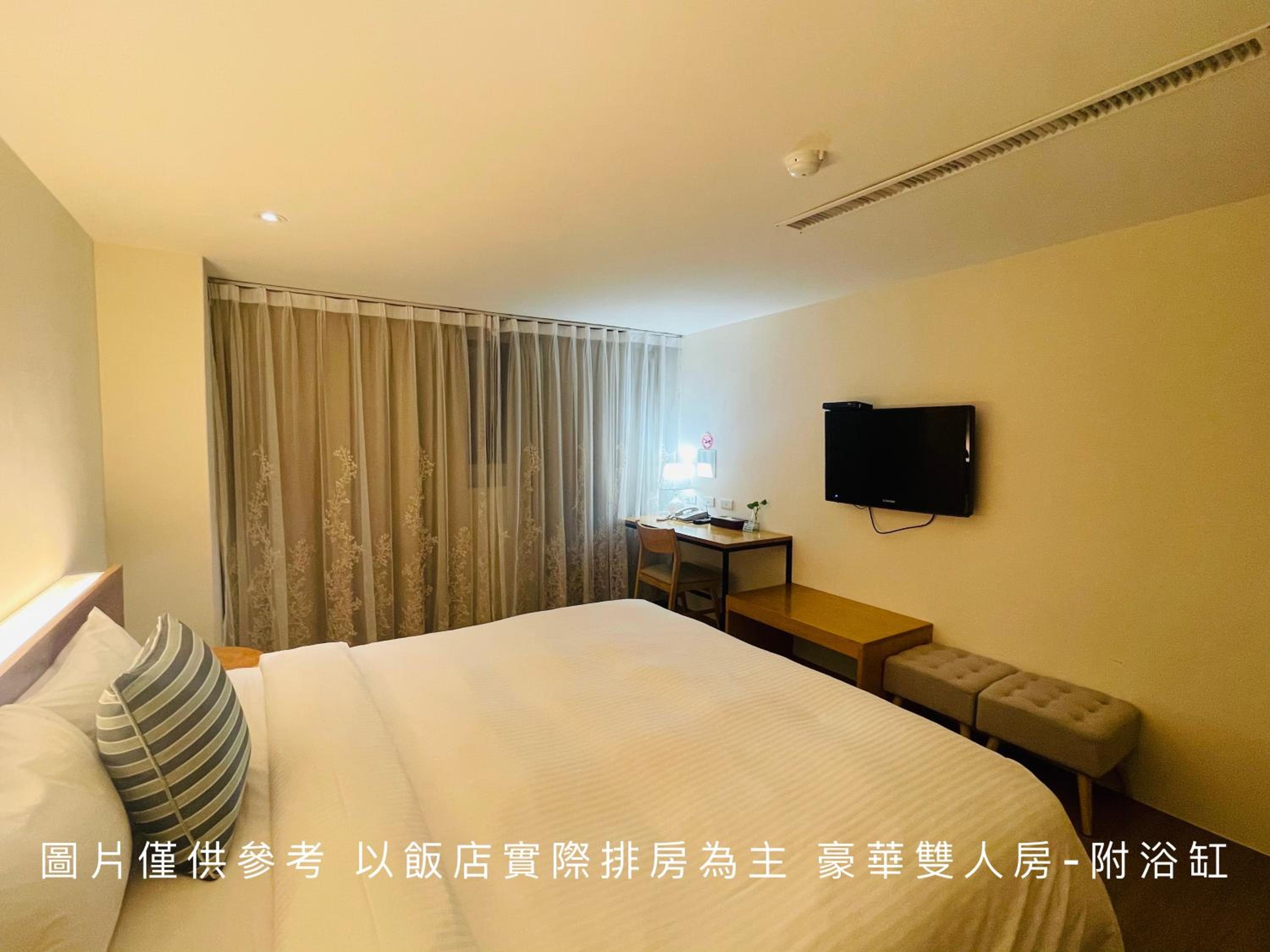 Deluxe Double Room with Bath photo 1