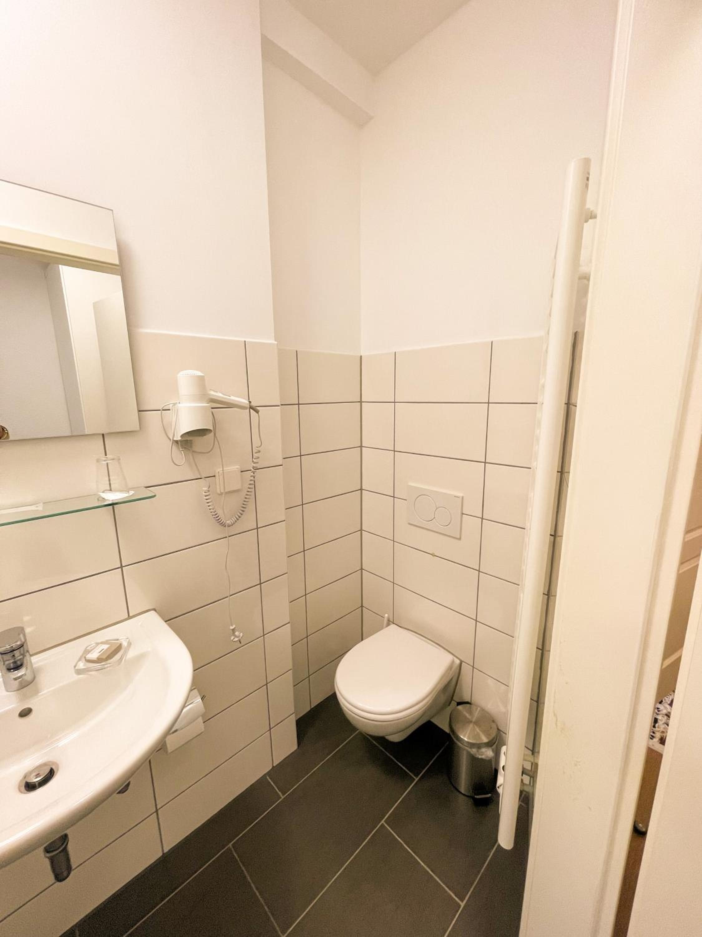 Standard Double Room - Photo 5