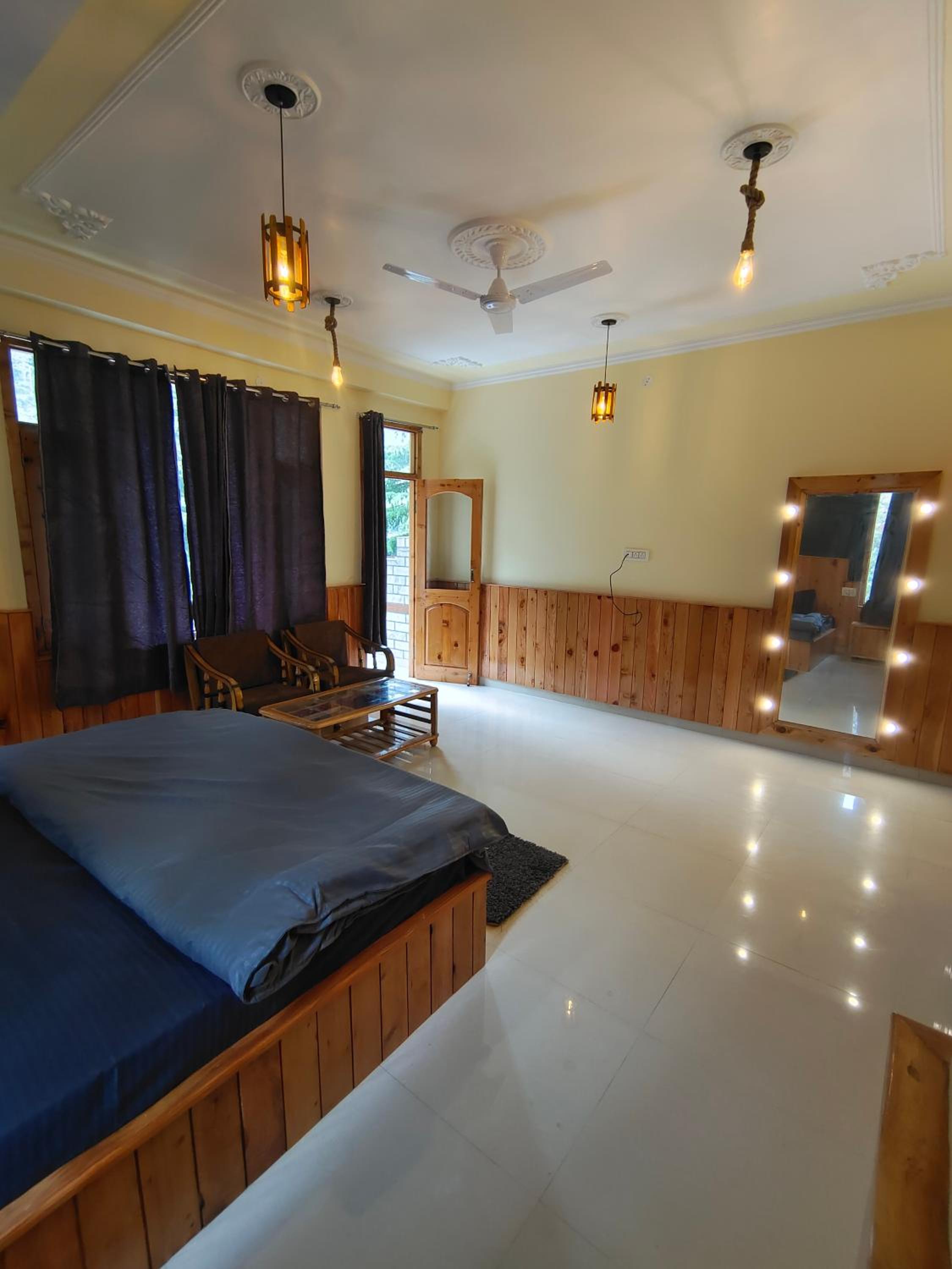 Deluxe Double Room with Balcony - Photo 9