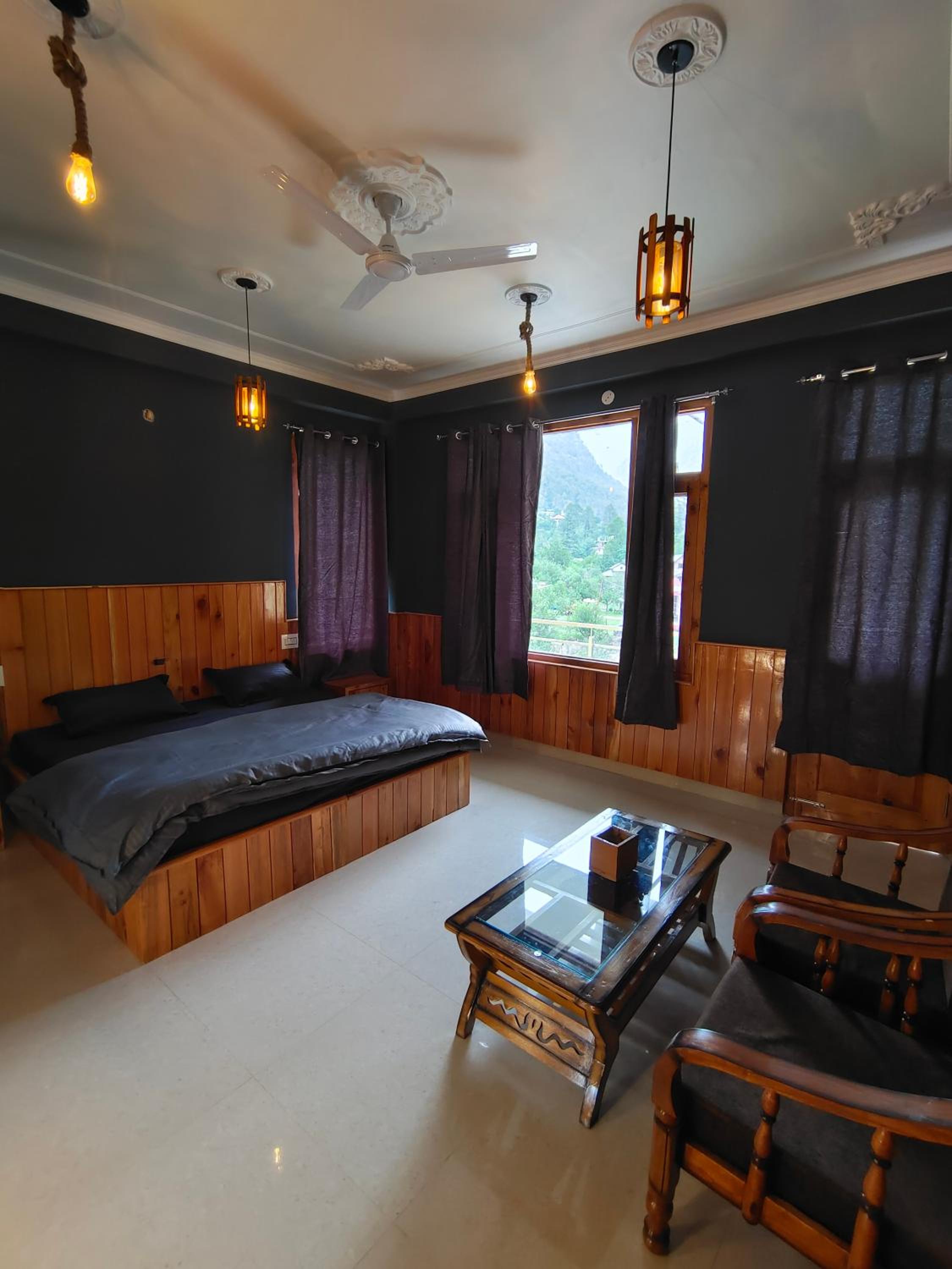 Deluxe Double Room with Balcony - Photo 11