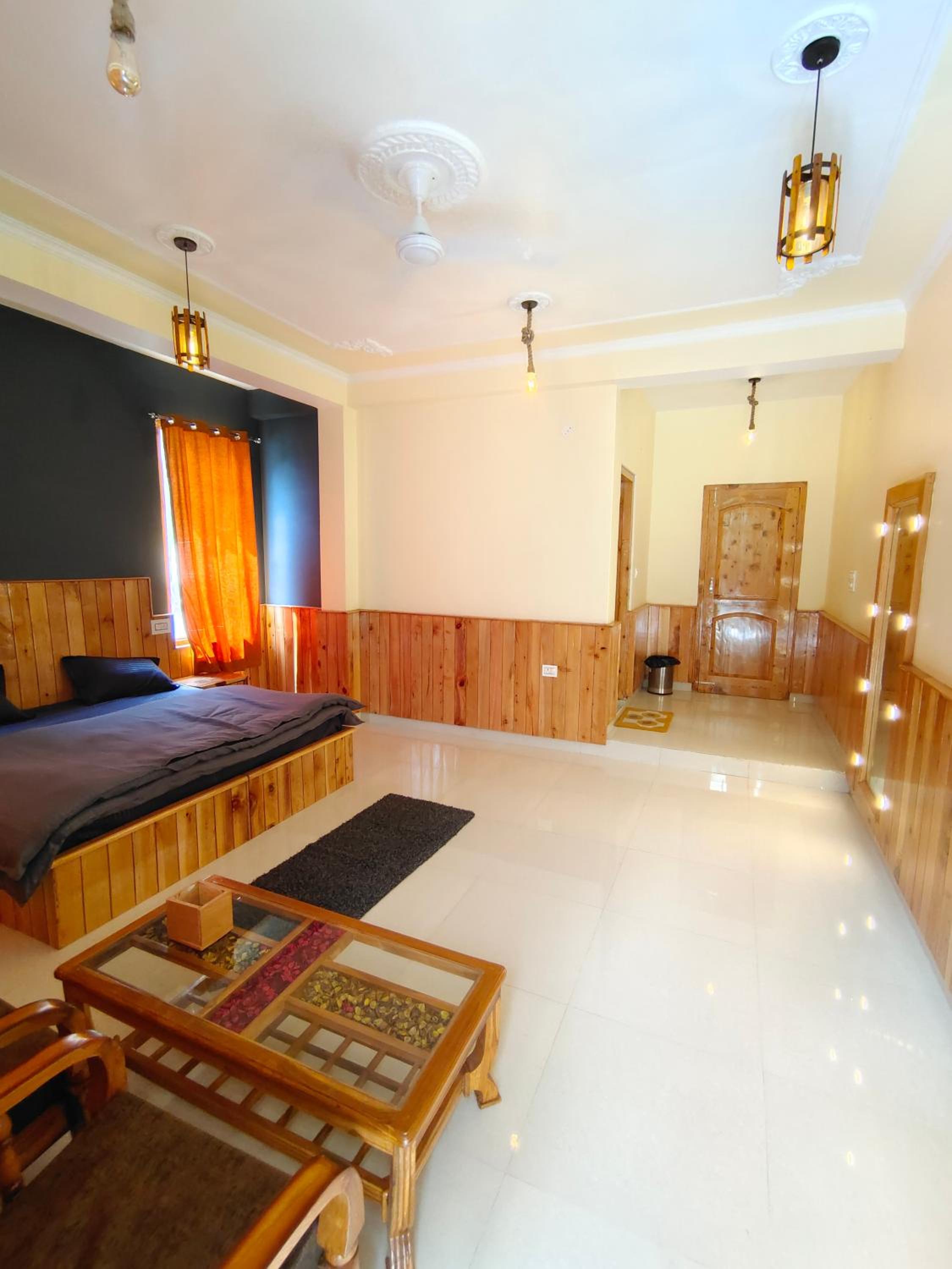 Deluxe Double Room with Balcony - Photo 17