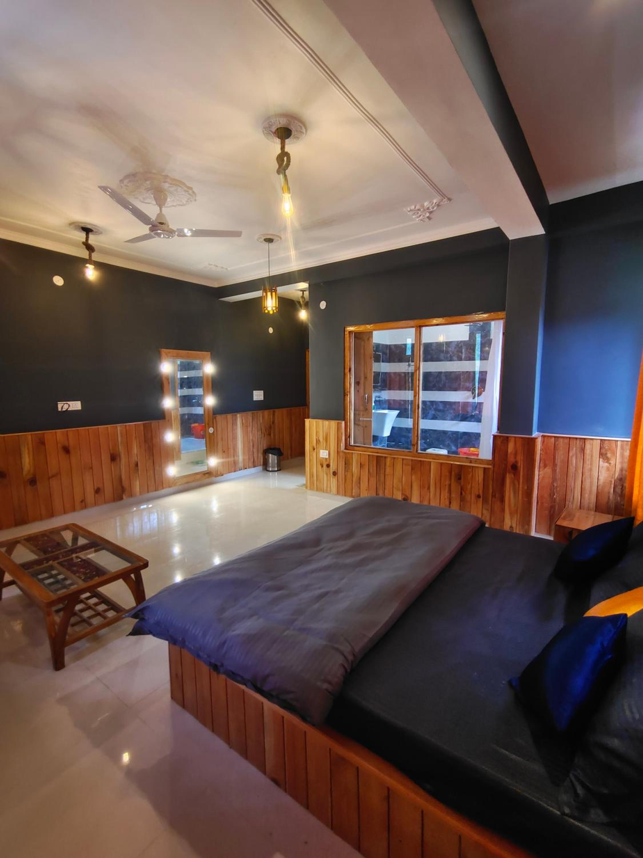 Deluxe Double Room with Balcony - Photo 25