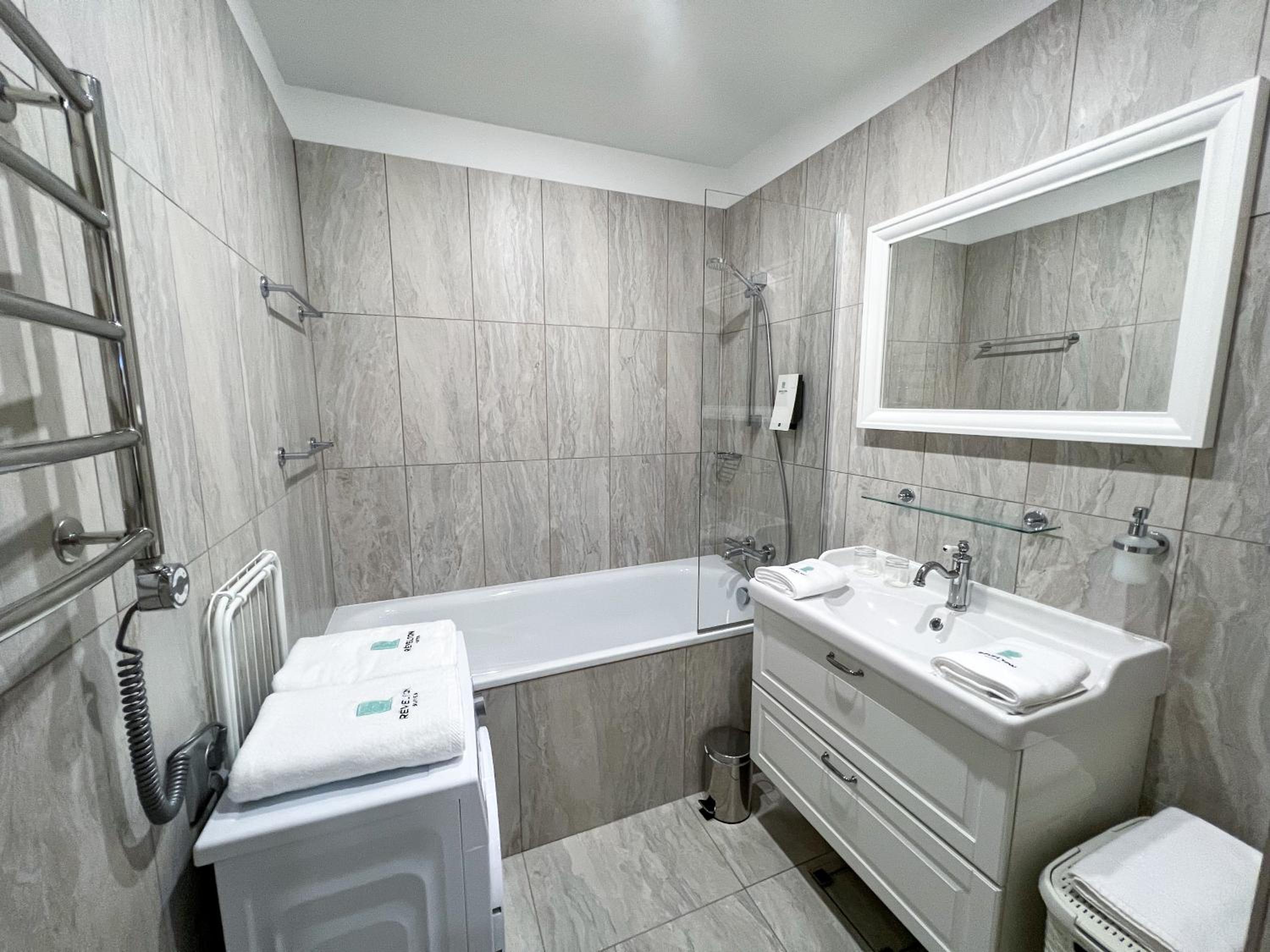 Suite - Photo 3