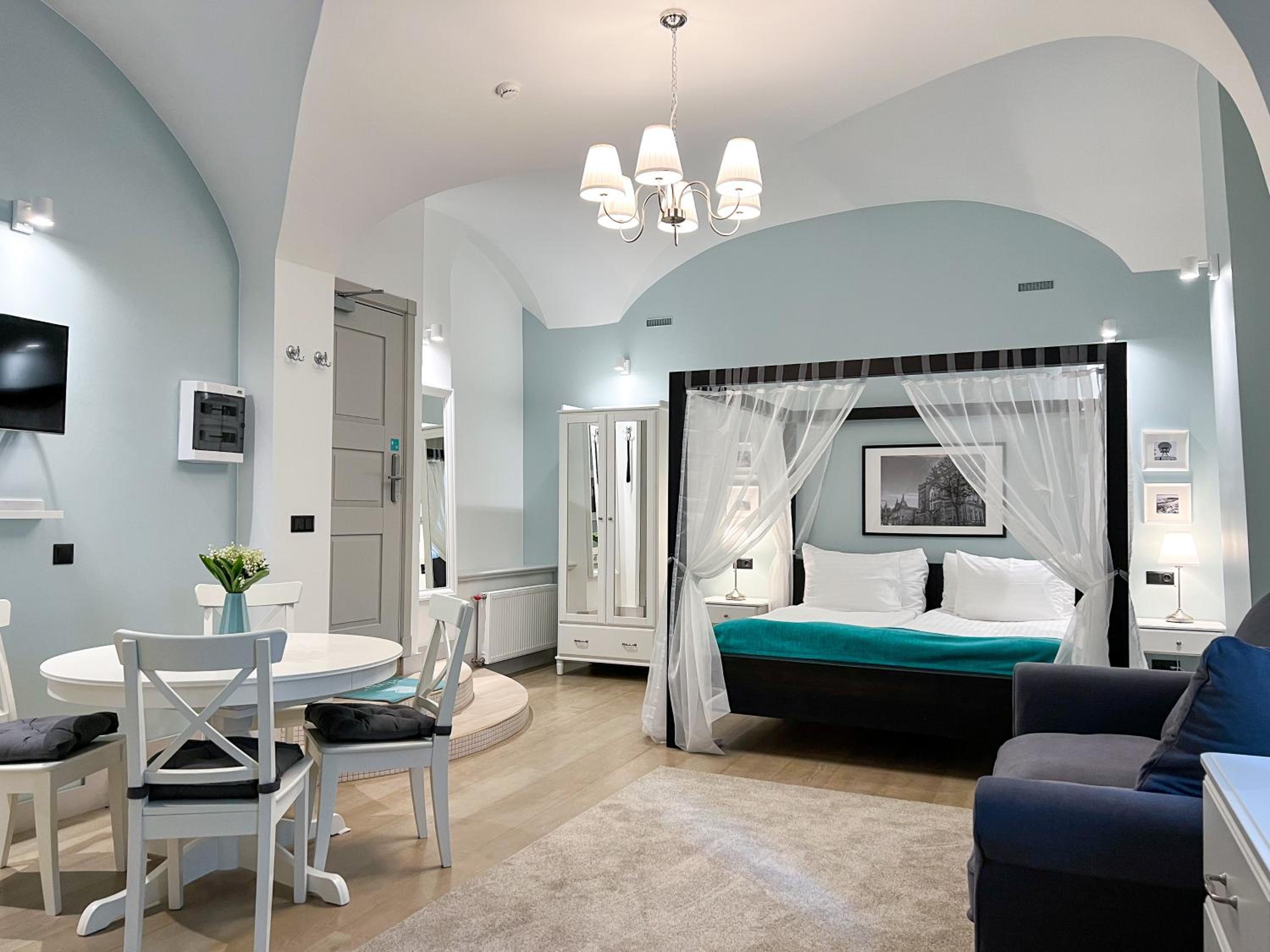 Suite - Photo 1