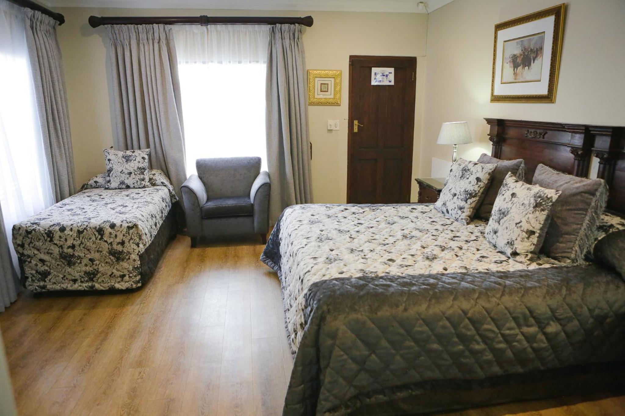 Superior Family Room photo 3