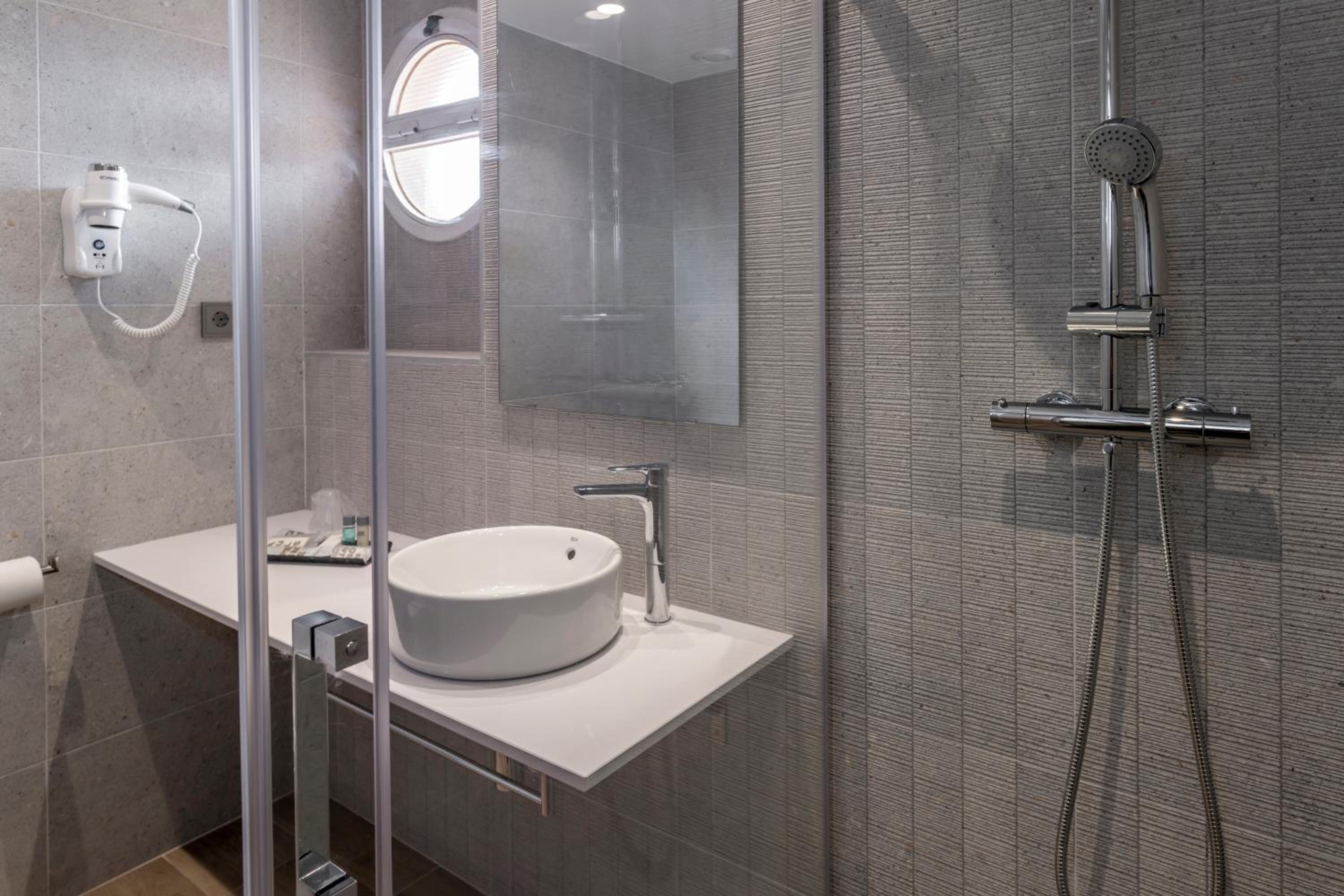 Double Room with Sea View (2 Adults) - Photo 3