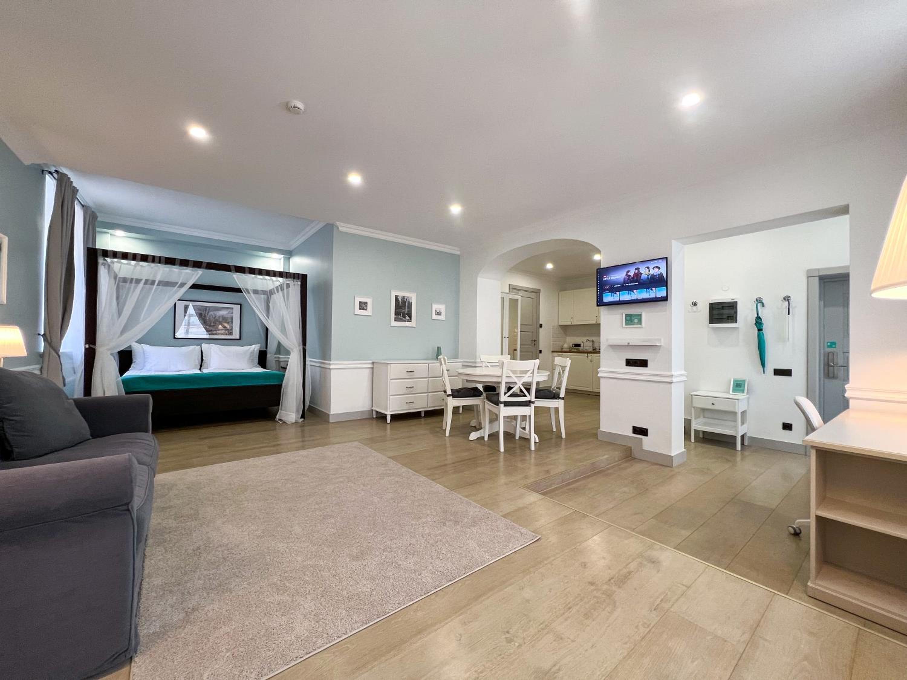 Deluxe Suite - Photo 11
