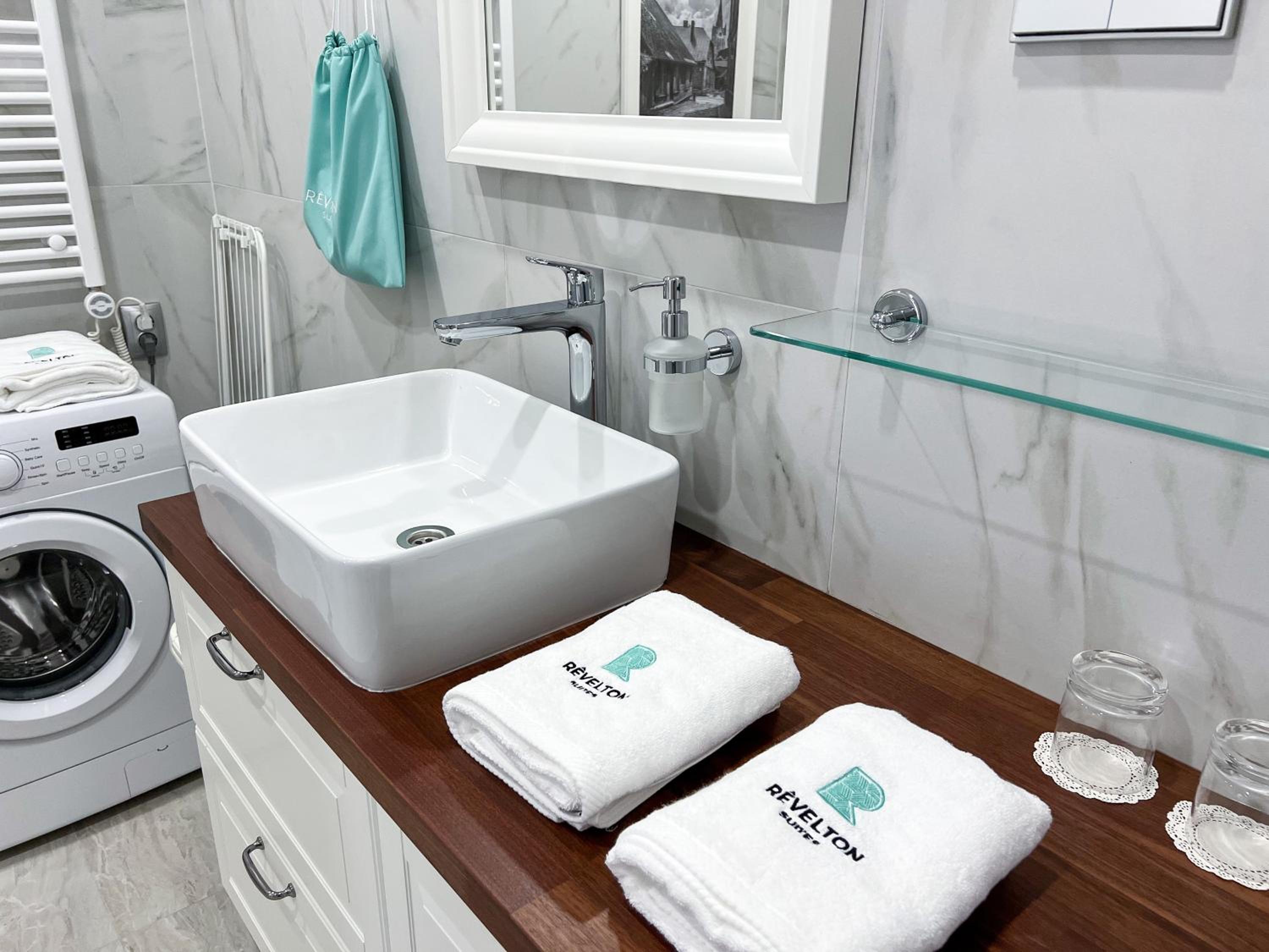 Deluxe Suite - Photo 6