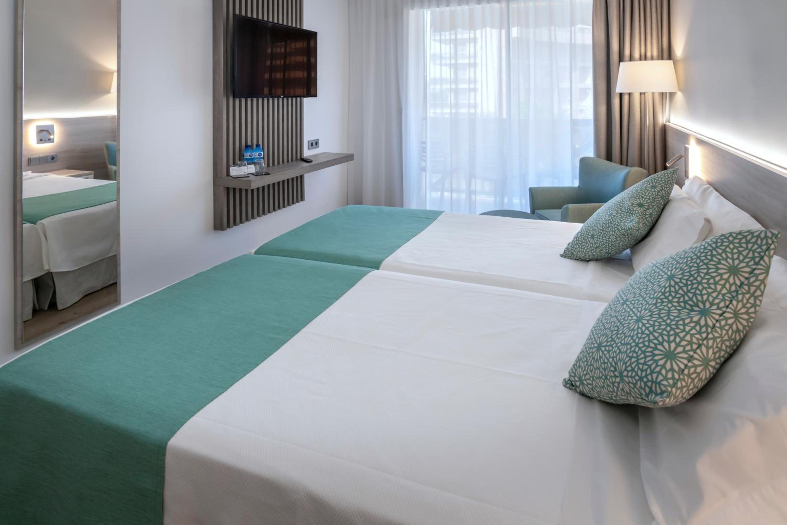 Double Room with Side Sea View (2 Adults) - Photo 2