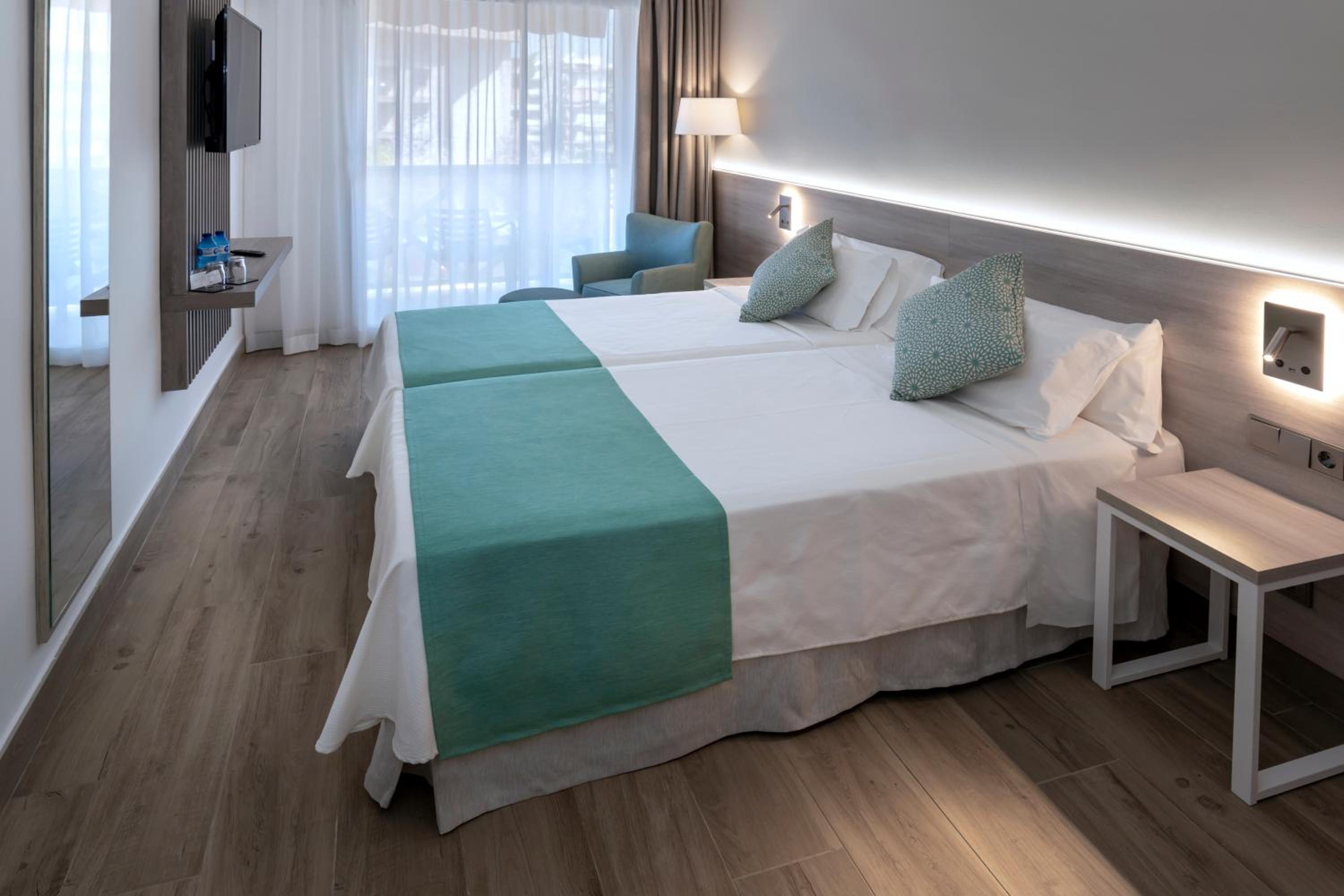 Double Room with Side Sea View (2 Adults) - Photo 1
