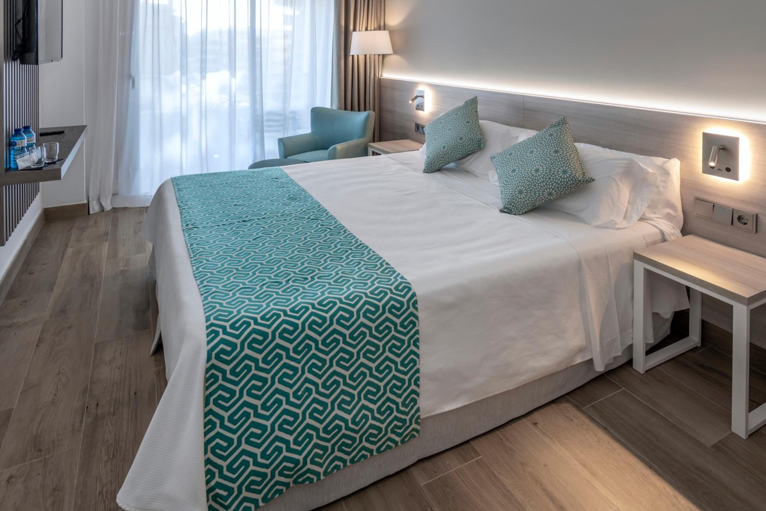 Double Room with Side Sea View (2 Adults) - Photo 3