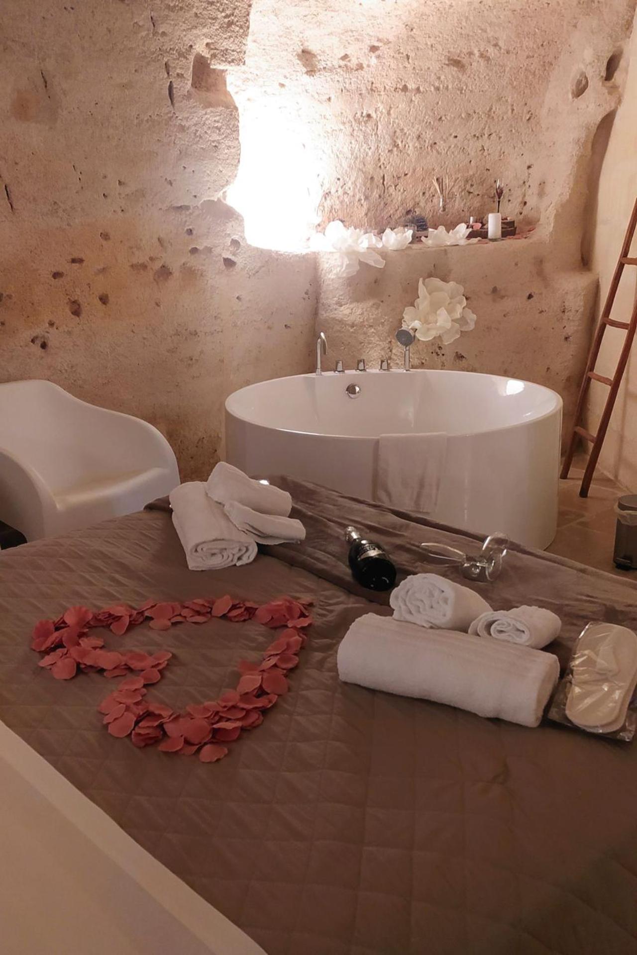 Deluxe King Room - Photo 7