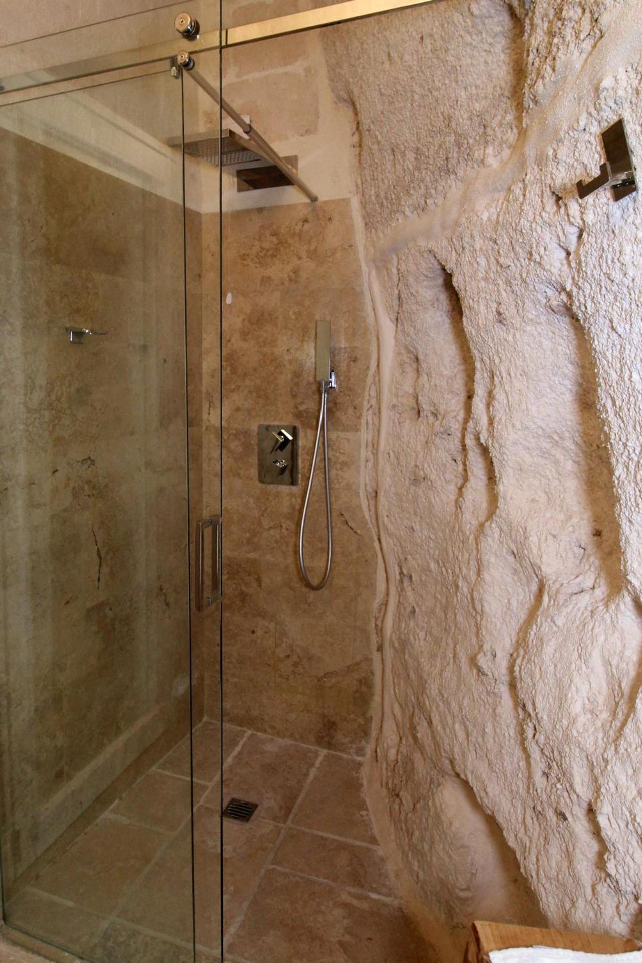 Deluxe King Room - Photo 8