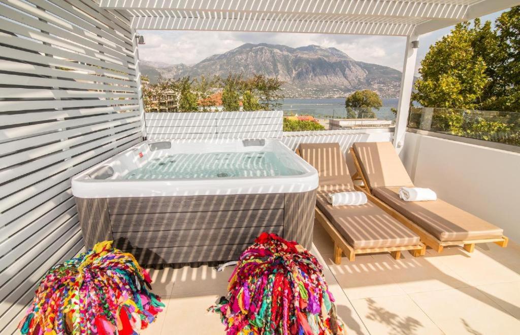 Deluxe Suite with Sea View - Photo 17