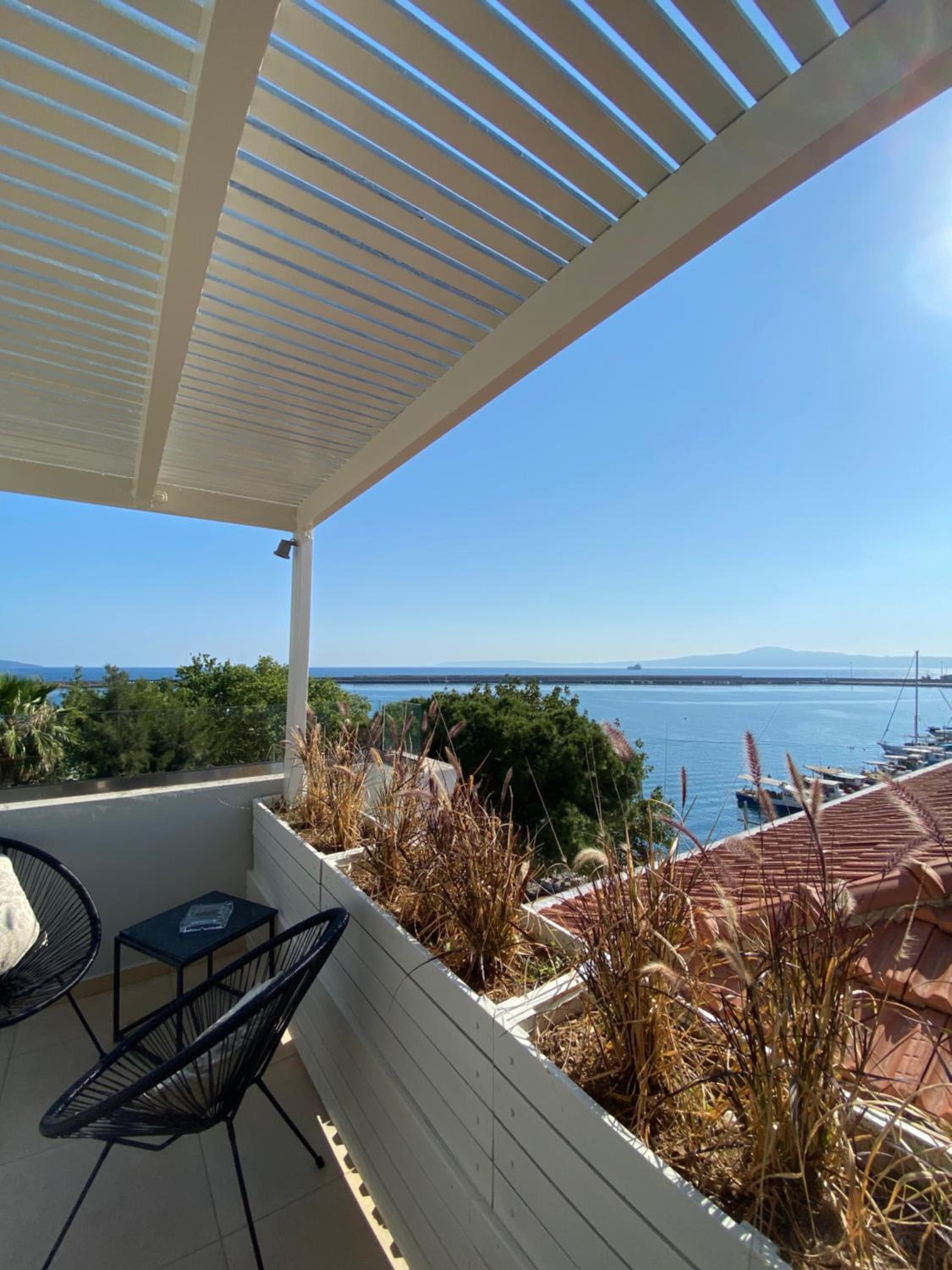 Deluxe Suite with Sea View - Photo 16