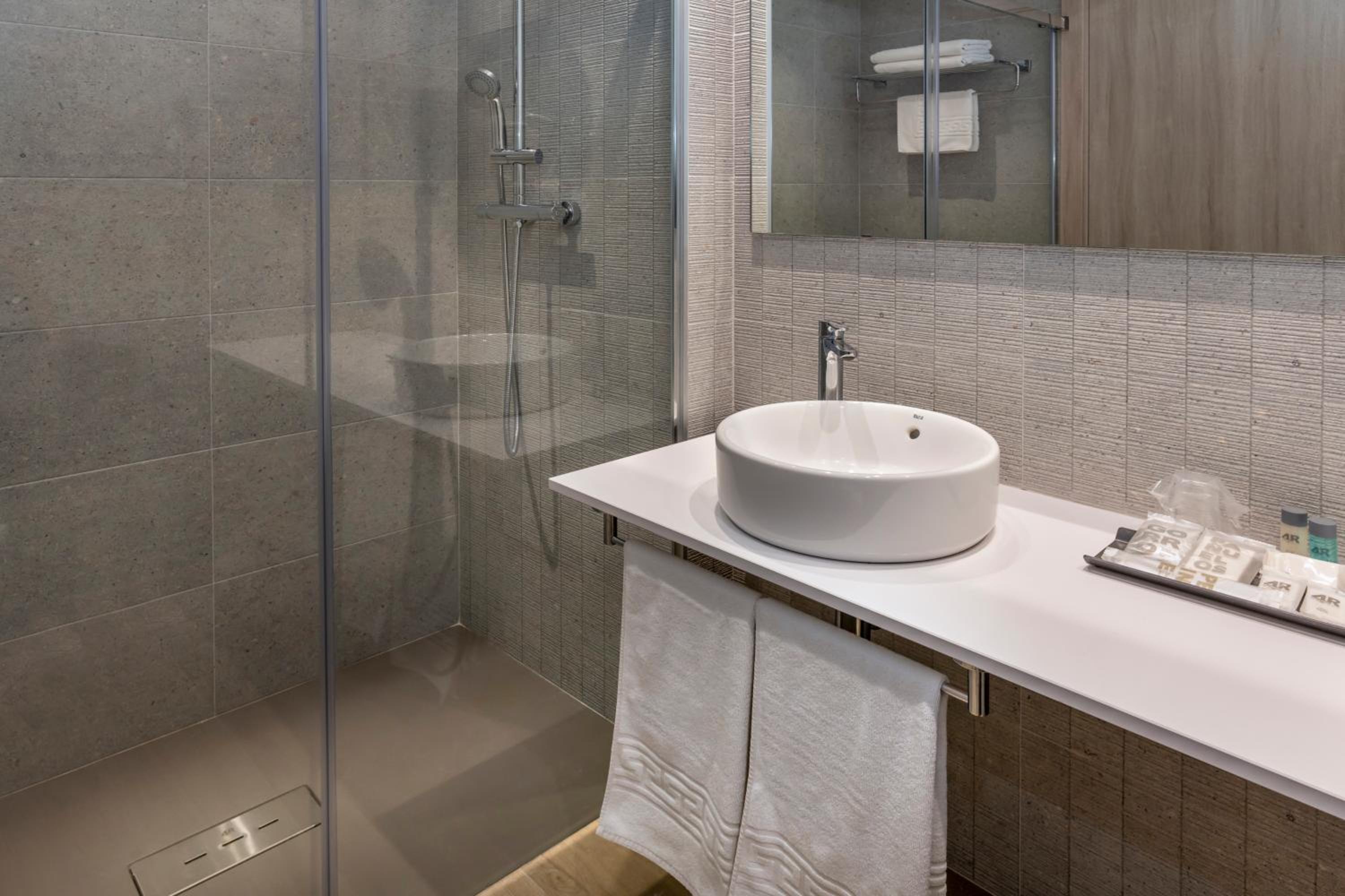 Double Room with Sea View (2 Adults) - Photo 4