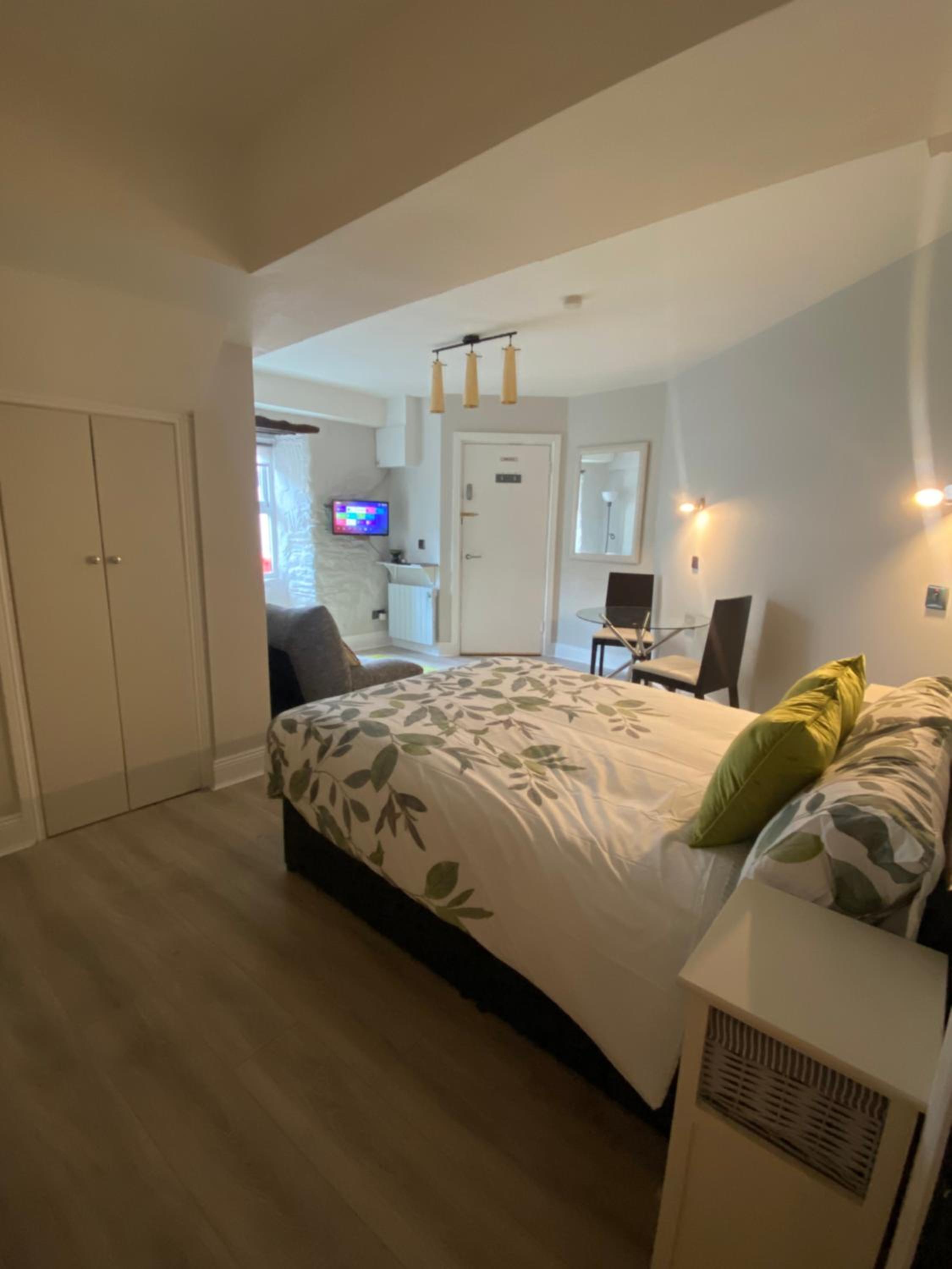 One-Bedroom Apartment - Photo 1