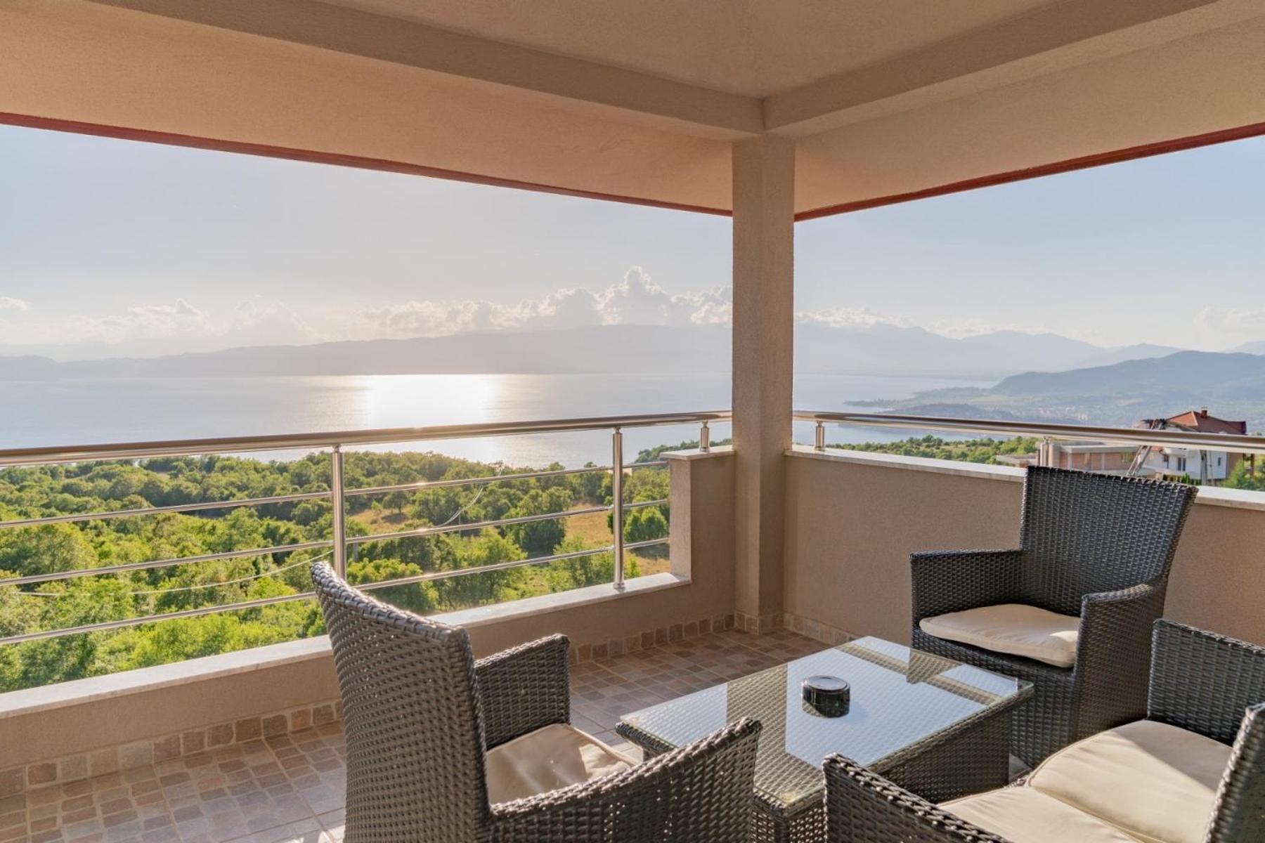 One-Bedroom Apartment with Balcony and Lake View - Photo 15