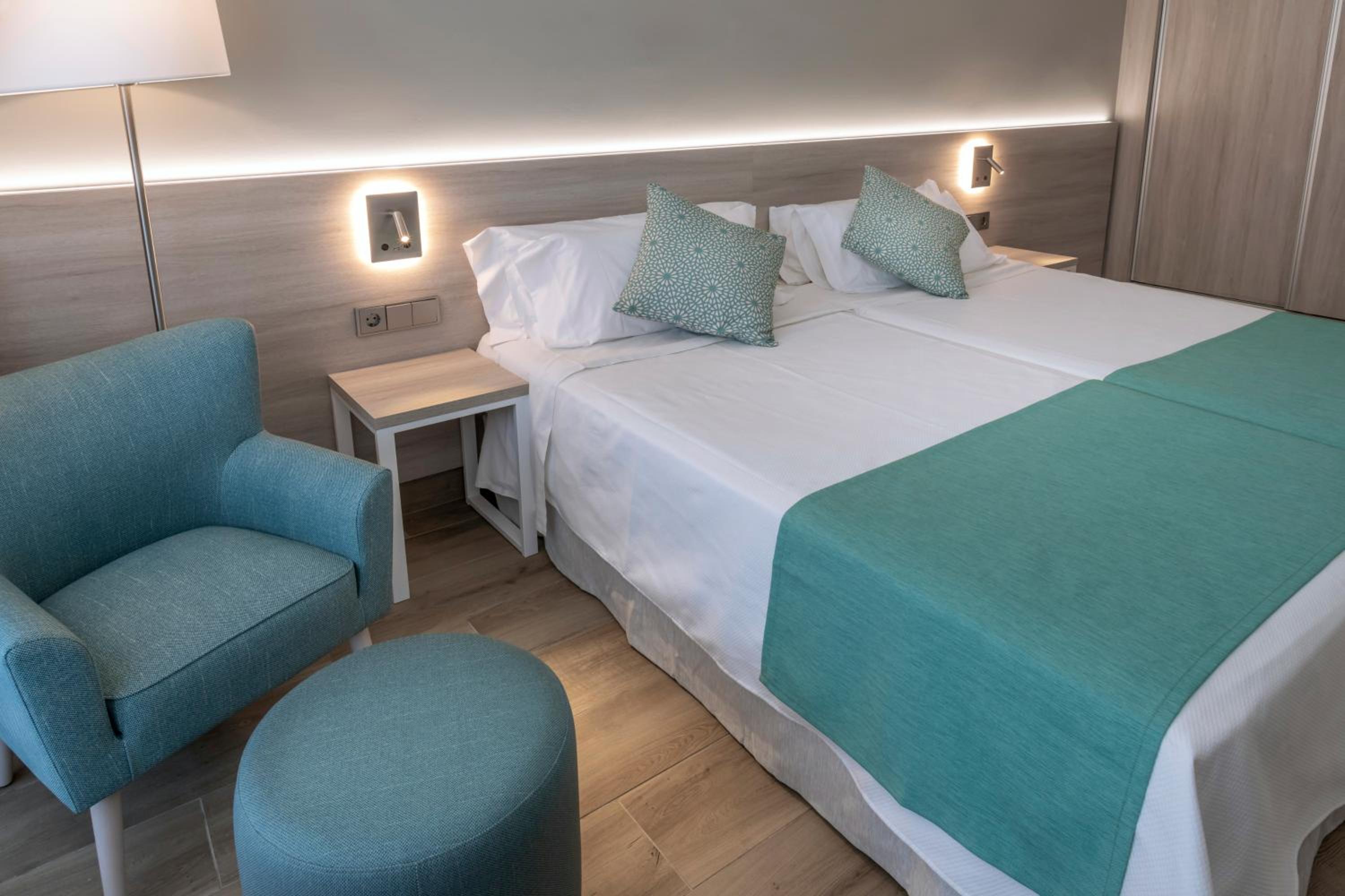 Double Room with Sea View (2 Adults) - Photo 2