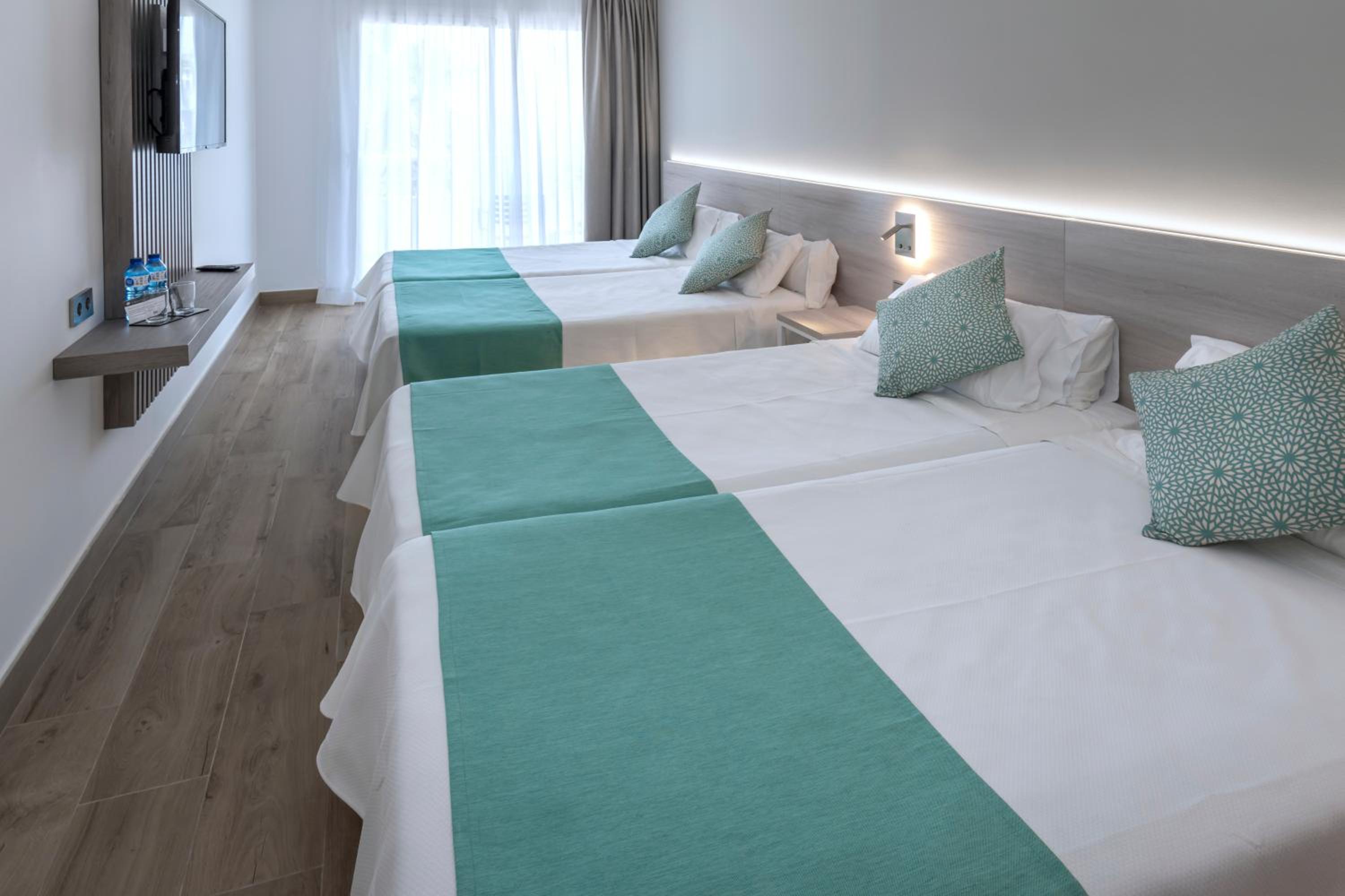 Triple Room with Sea View (2 Adults + 1 Child) - Photo 7