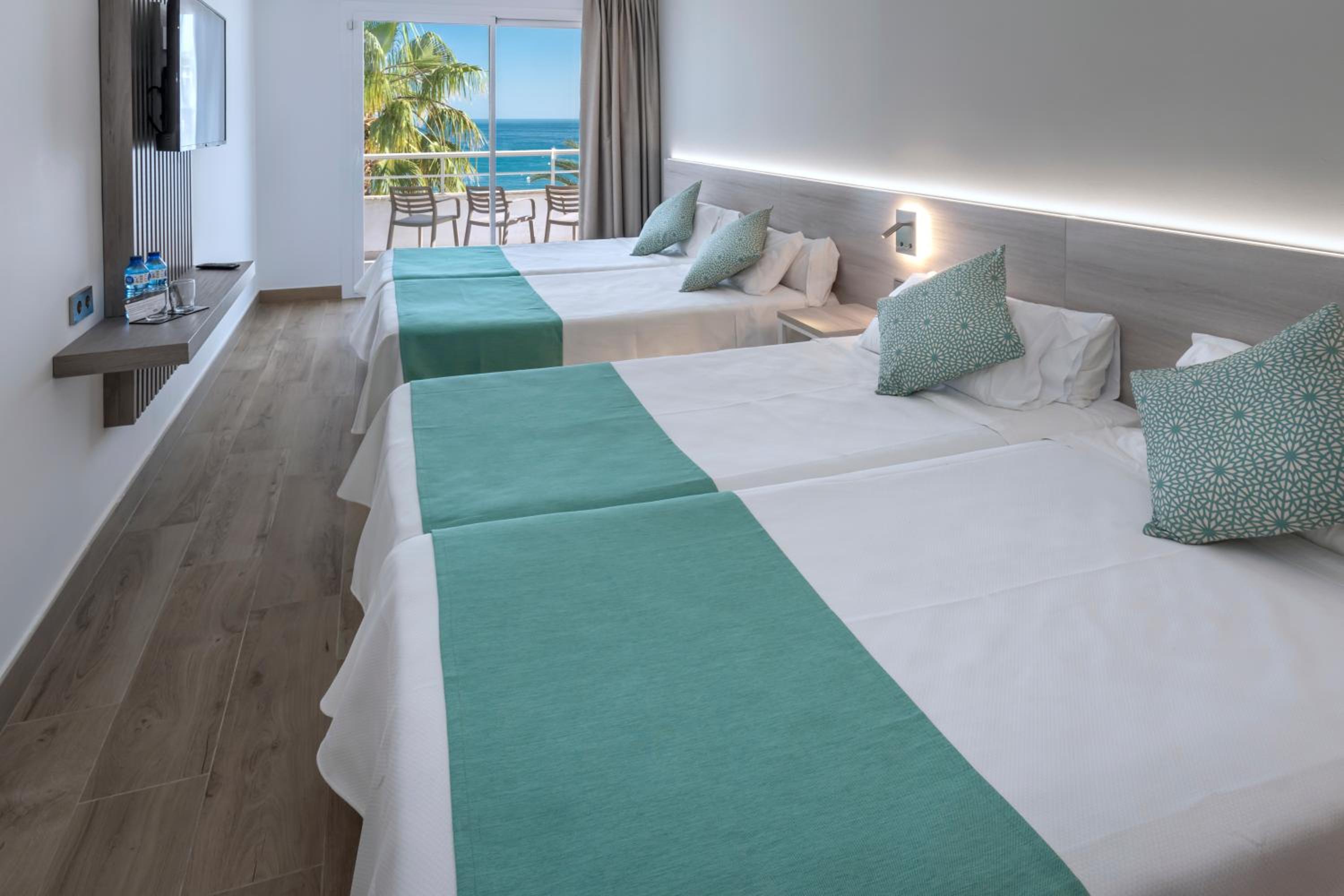 Triple Room with Sea View (2 Adults + 1 Child) - Photo 1