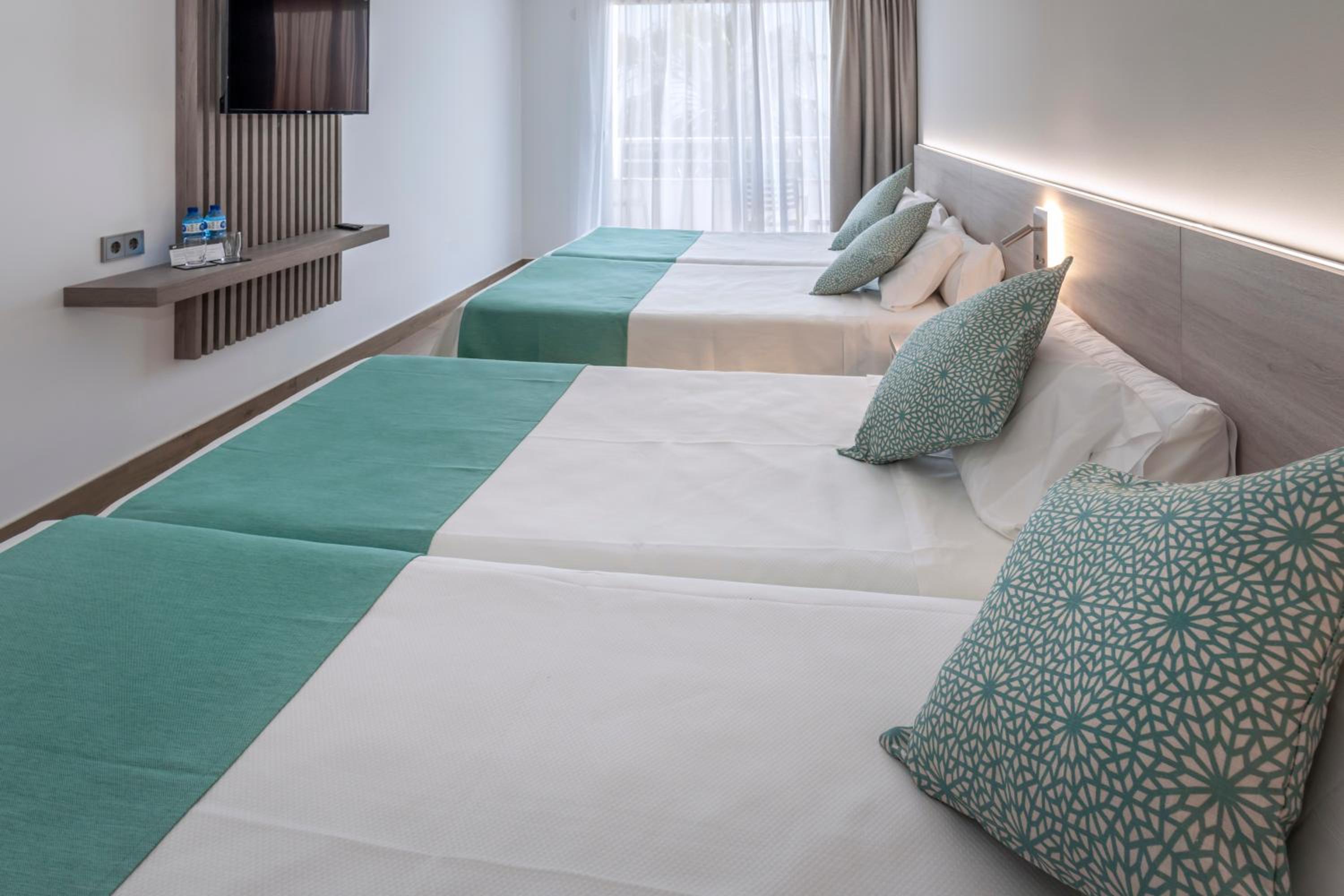 Triple Room with Sea View (2 Adults + 1 Child) - Photo 6