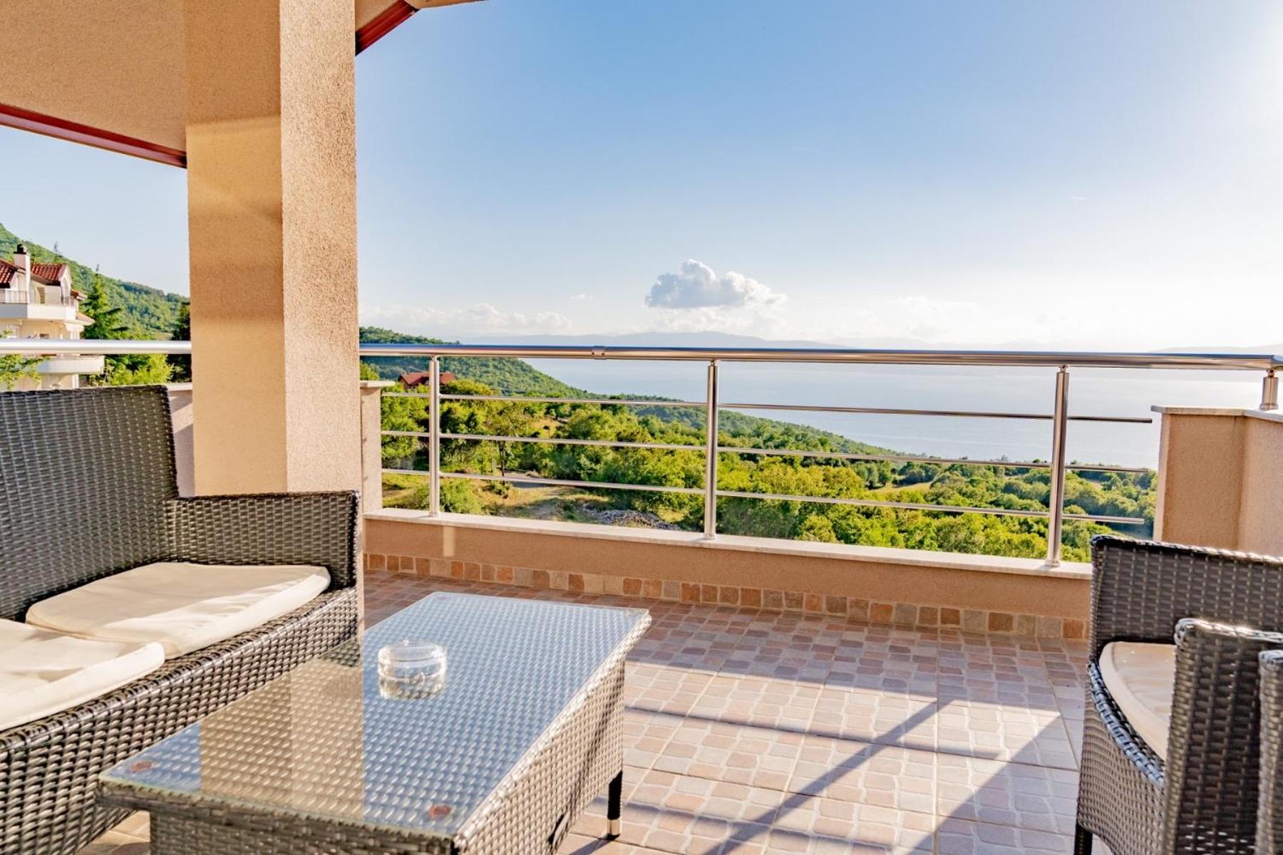 Superior Studio with Balcony and Lake View - Photo 16