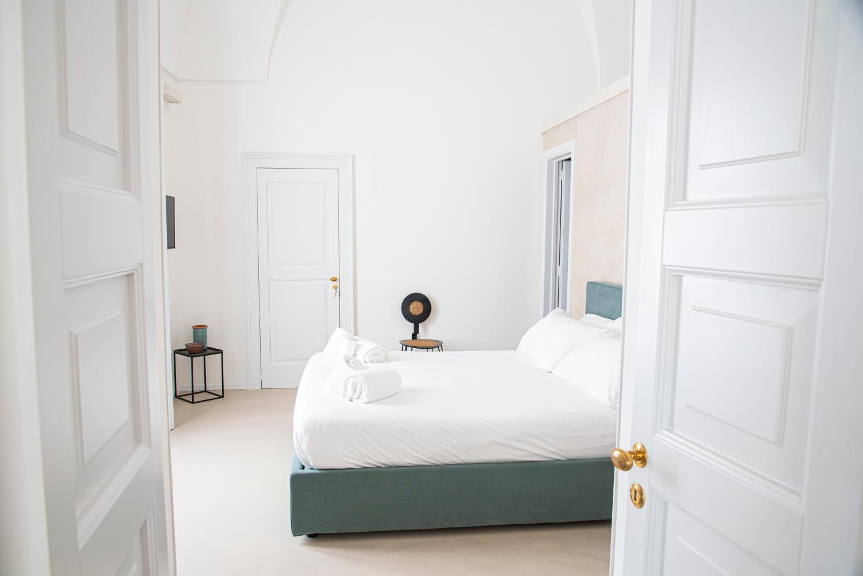 King Room with Balcony - Photo 2