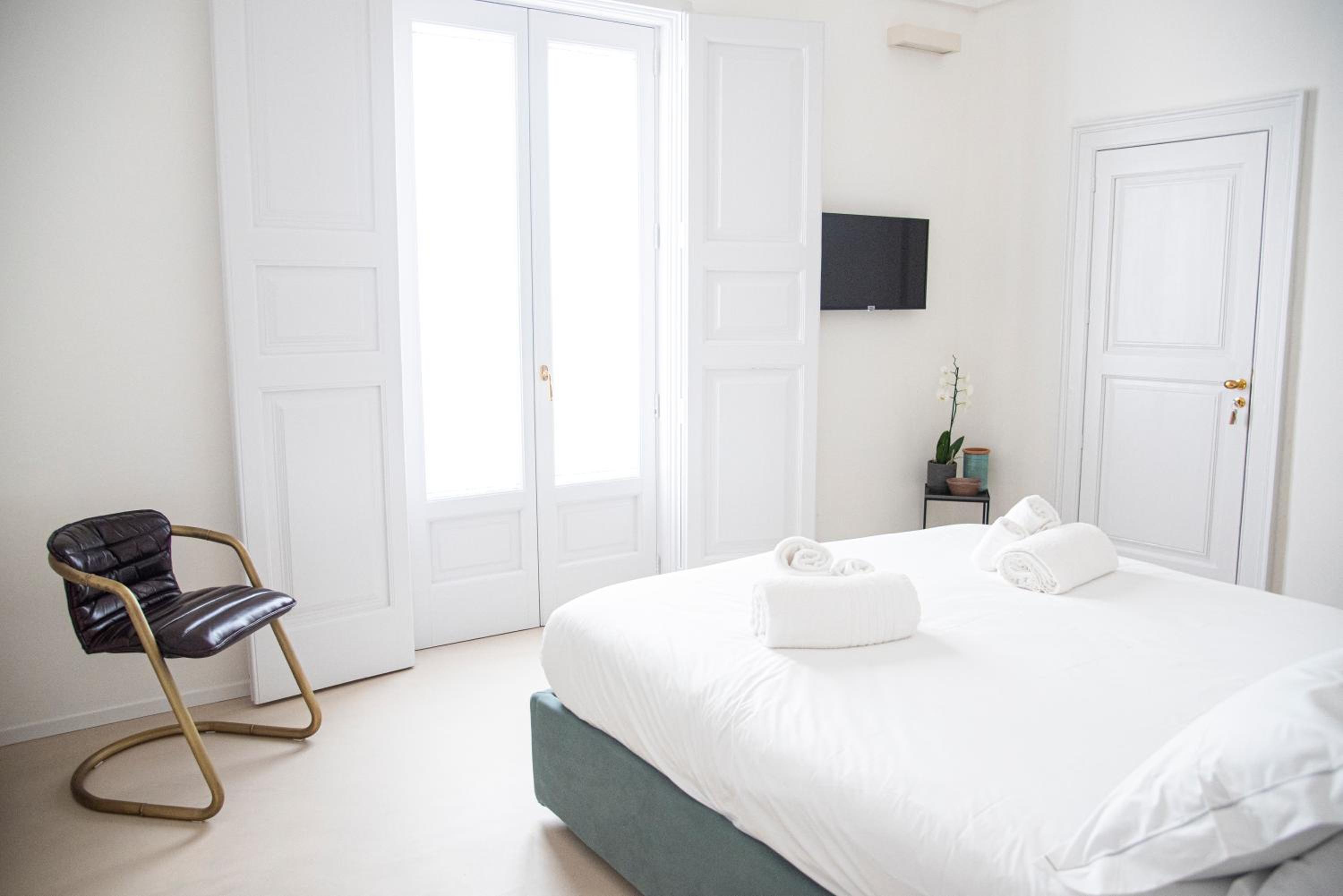 King Room with Balcony - Photo 13